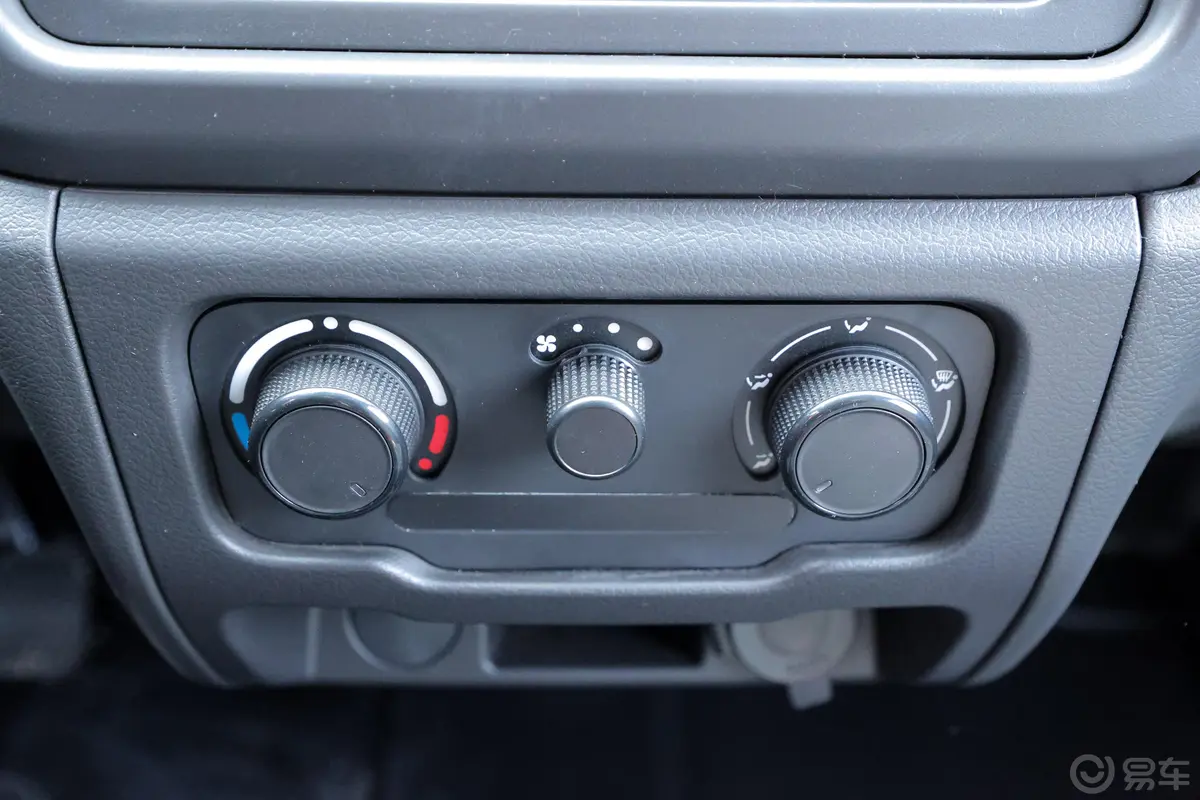 新豹T11.2L 单排单后轮标箱 厢式运输车 标准版空调