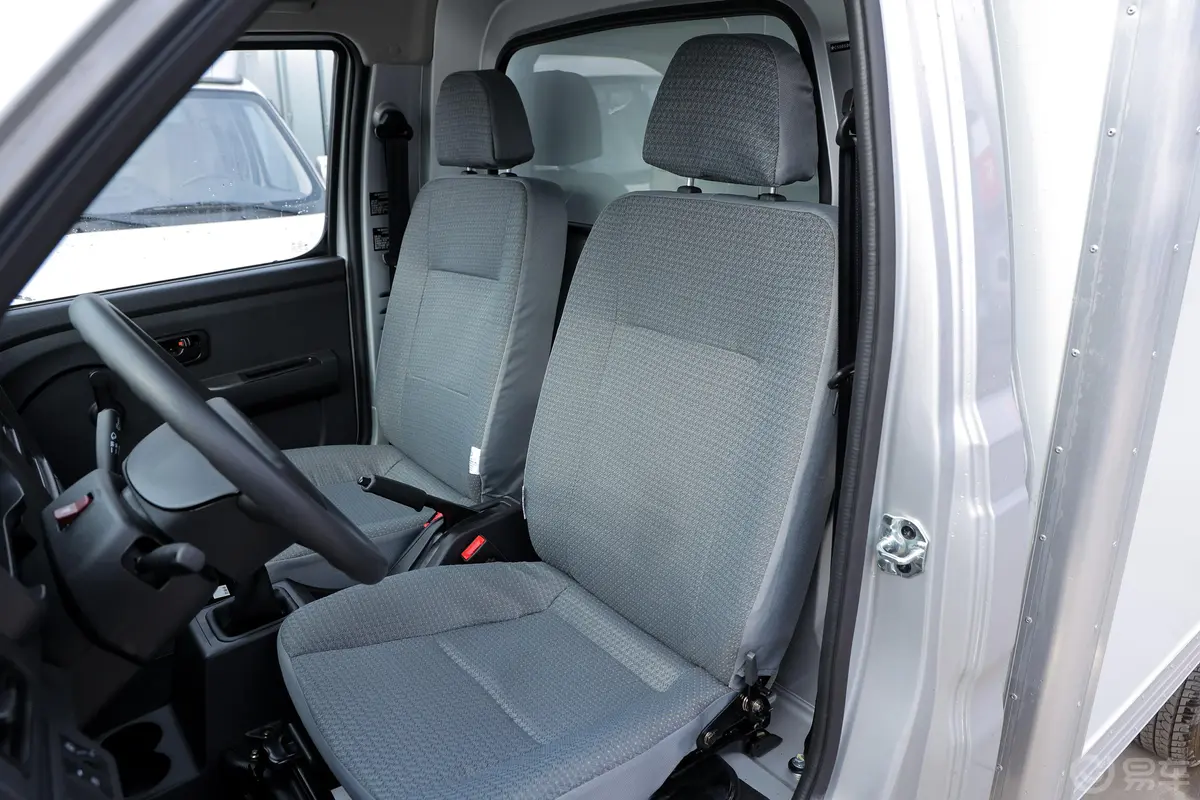 新豹T11.2L 单排单后轮标箱 厢式运输车 标准版驾驶员座椅