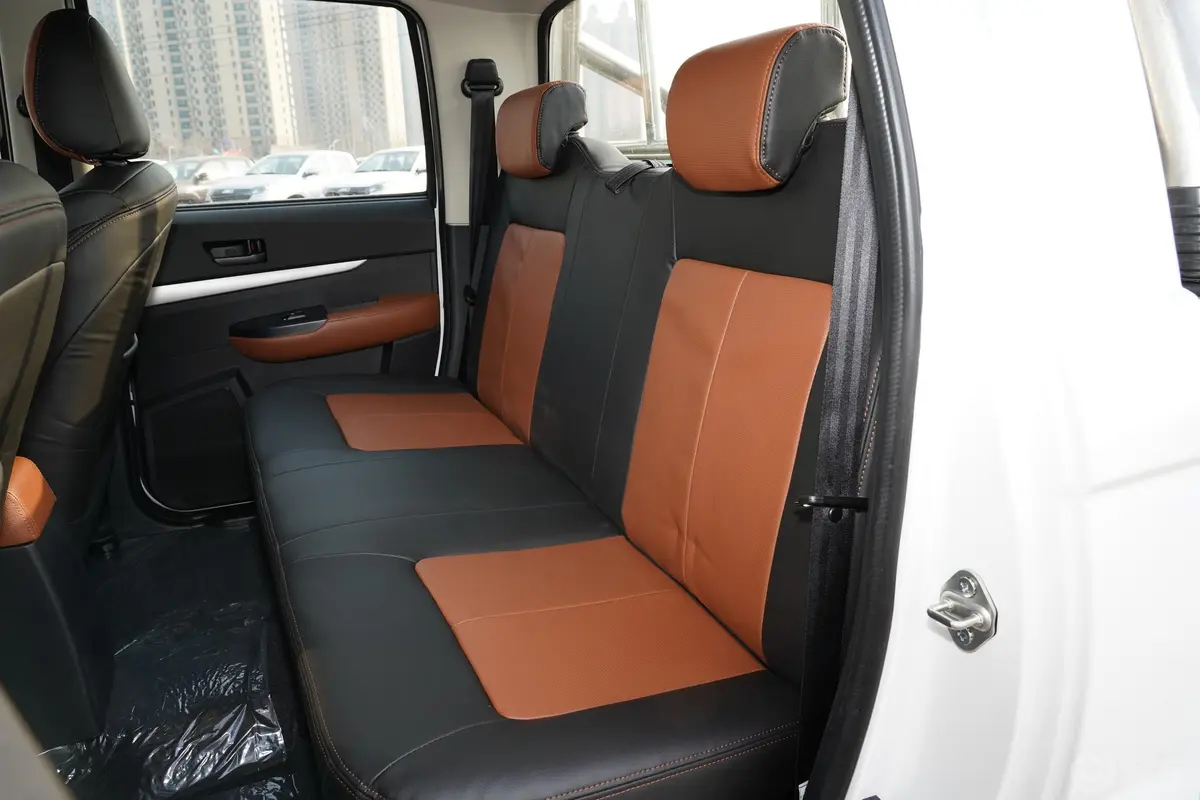 威虎2.4L 两驱大双平底货箱经典版 汽油 国VI后排座椅