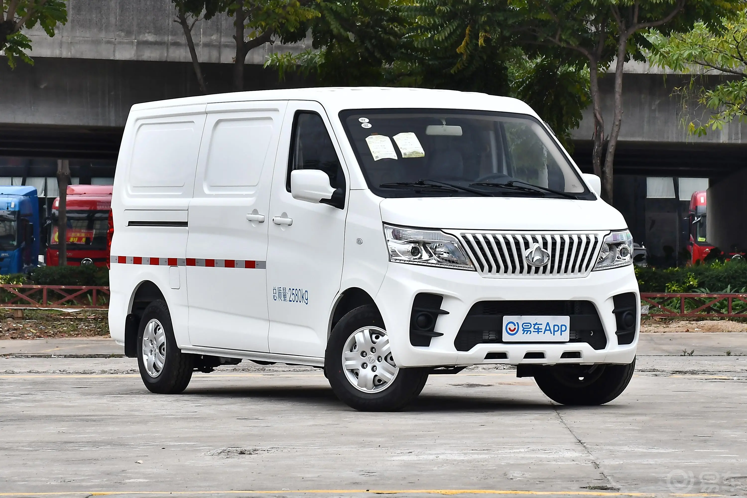 睿行EM60纯电动厢式运输车 70kw外观