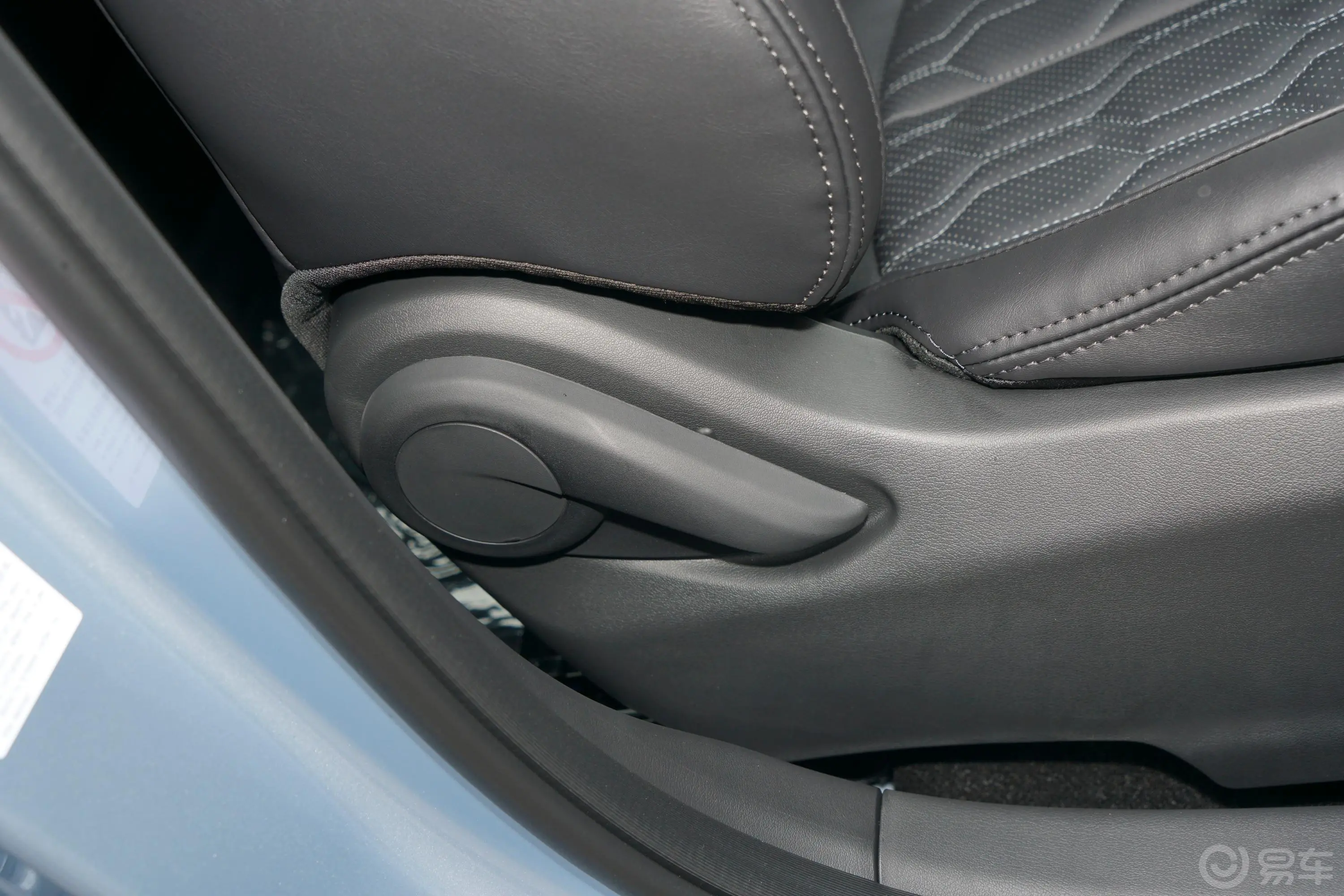 长安UNI-T运动版 2.0T 自动尊贵型副驾座椅调节
