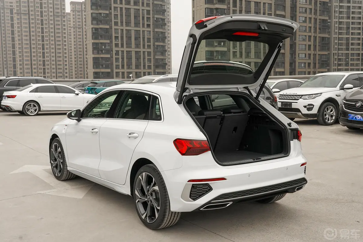 奥迪A3Sportback 35 TFSI 豪华运动型后备厢开启45度侧拍