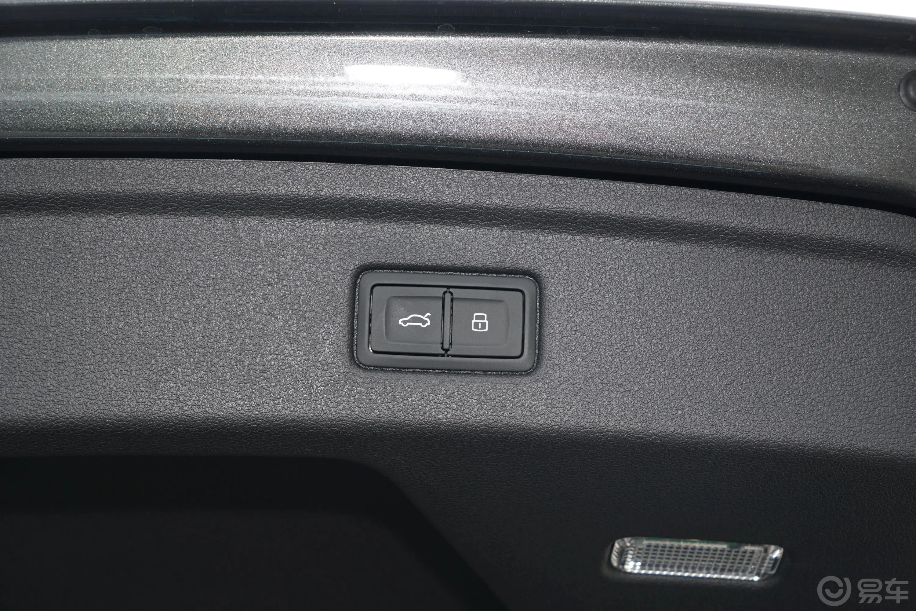 奥迪RS 52.9T Sportback 黑曜版电动尾门按键（手动扶手）