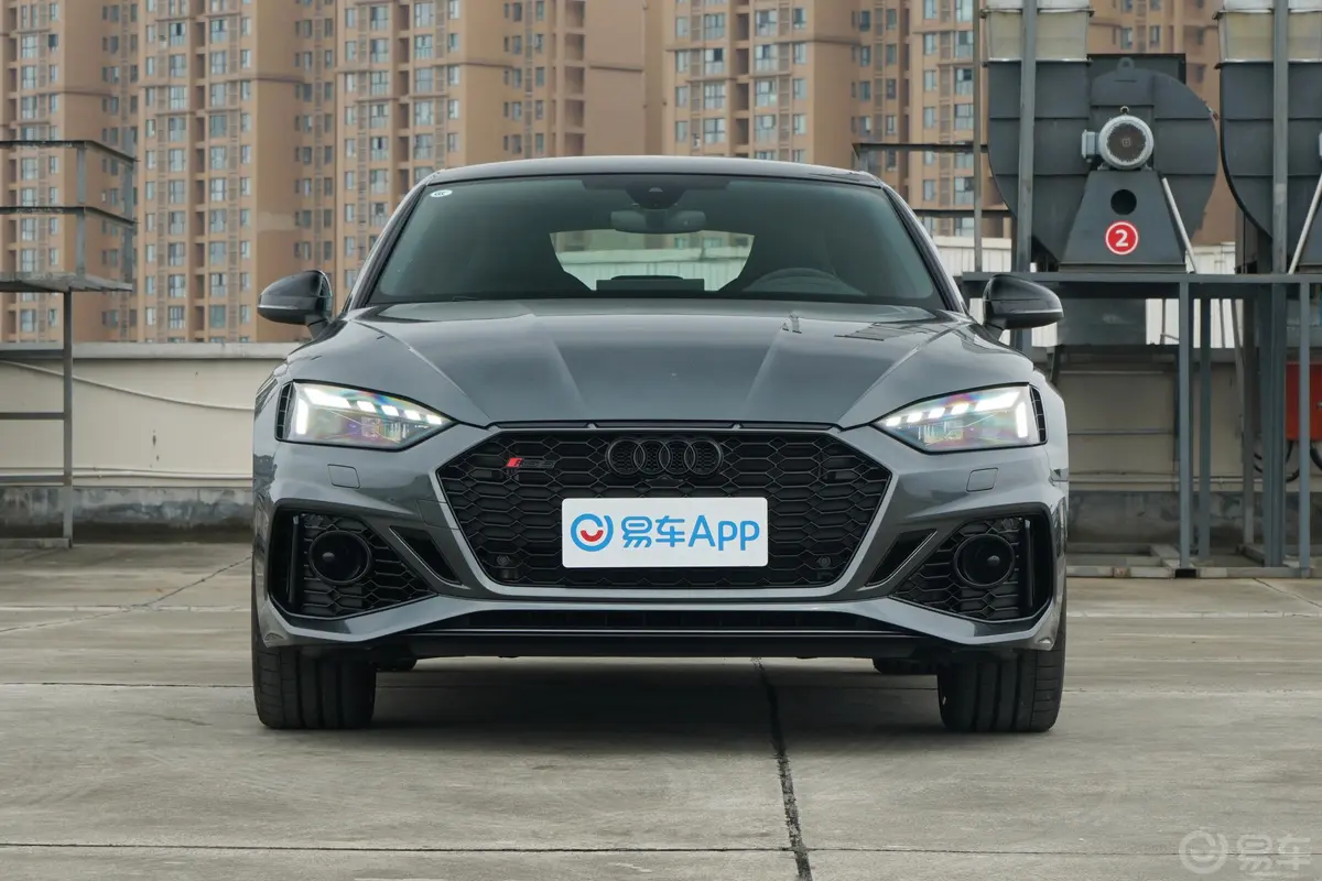 奥迪RS 52.9T Sportback 黑曜版正前水平