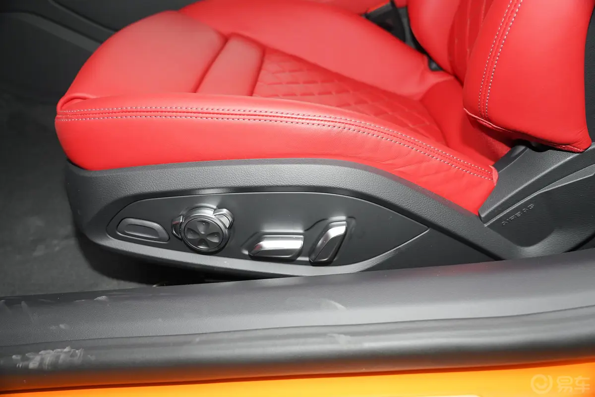 奥迪R85.2L Coupe Performance主驾座椅调节