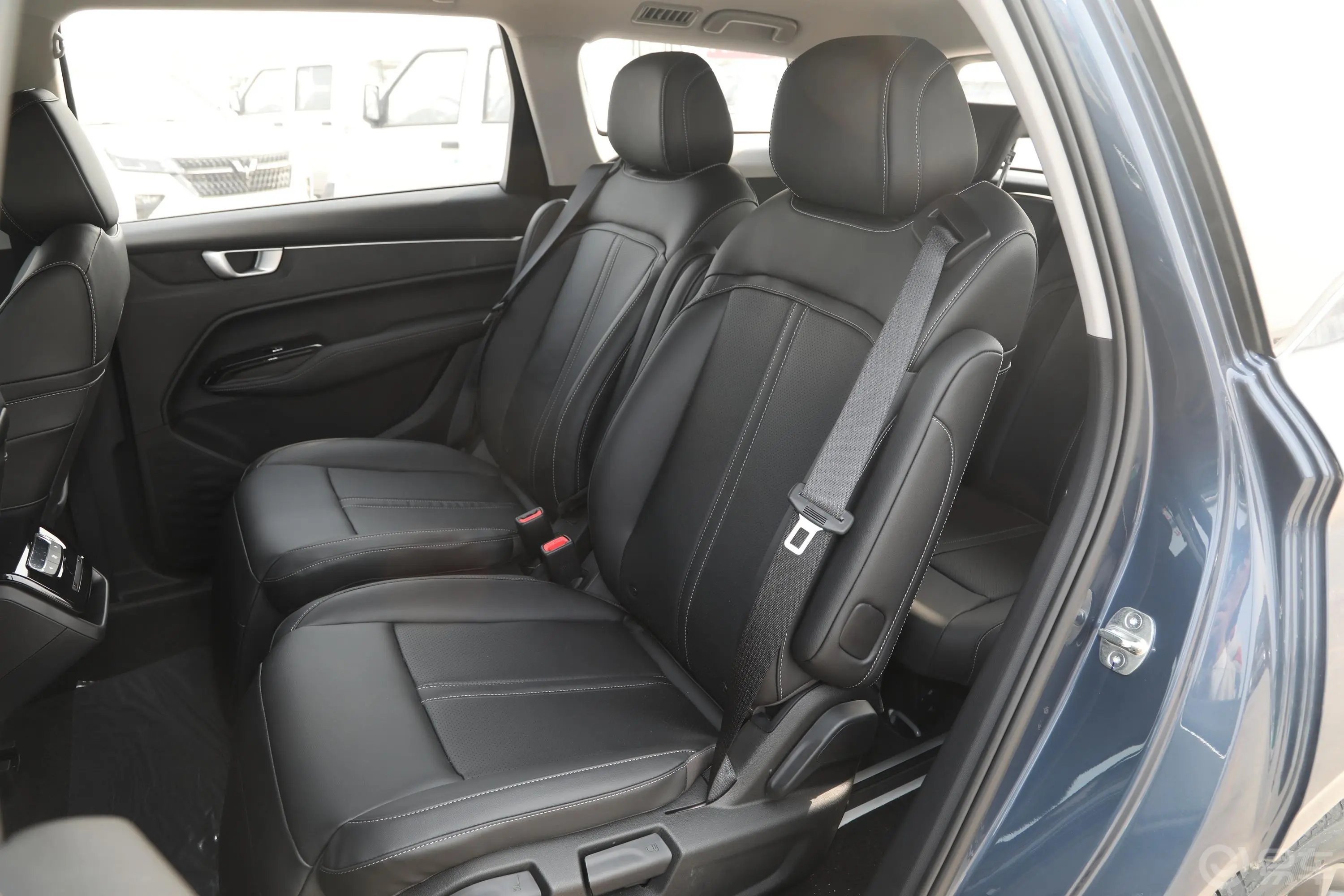 五菱凯捷1.5T CVT尊贵型后备箱内座椅放倒按钮