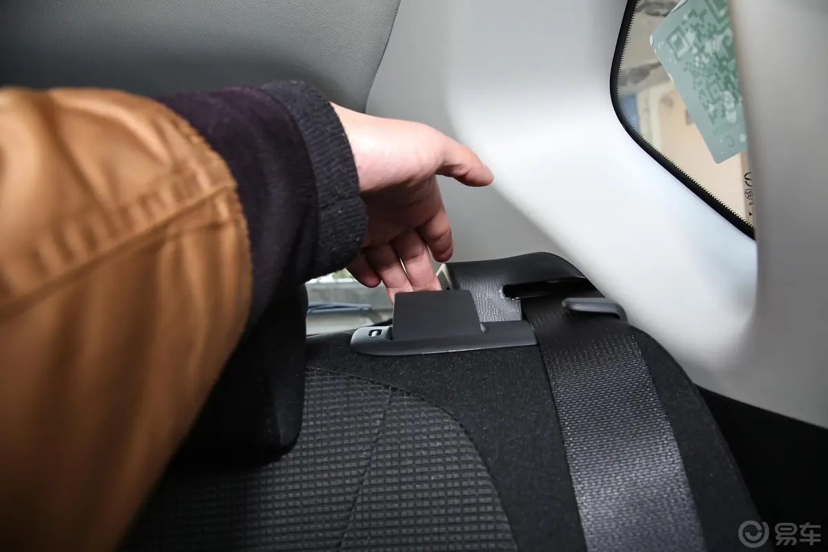马自达CX-52.5L 两驱智慧型后备箱内座椅放倒按钮
