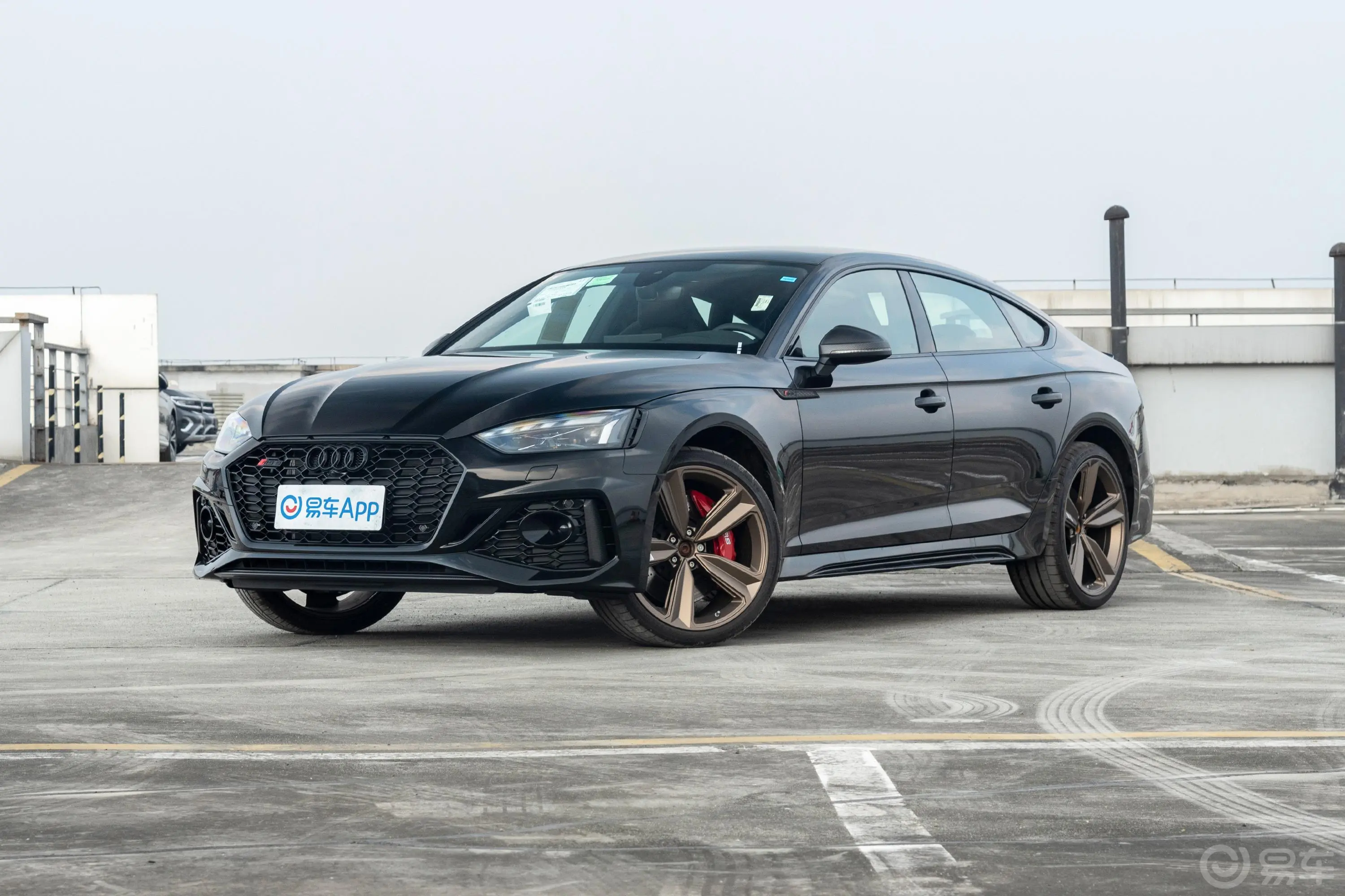 奥迪RS 52.9T Sportback 暗金版侧前45度车头向左水平