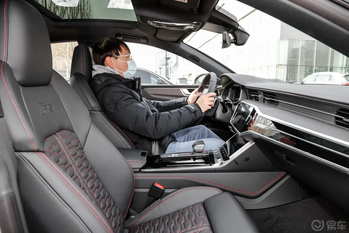 奥迪RS 74.0T Sportback前排空间体验