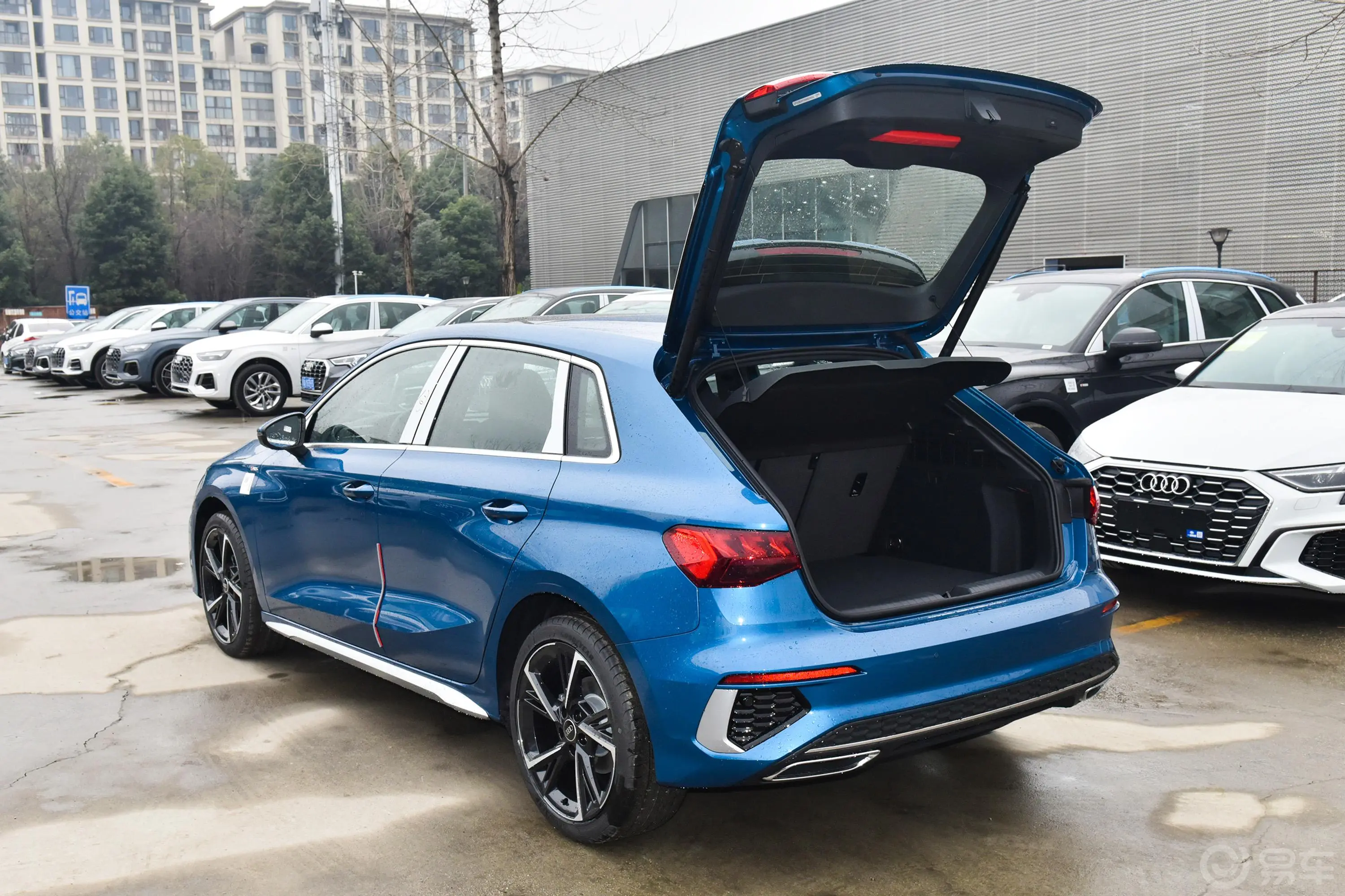 奥迪A3Sportback 35 TFSI 时尚运动型后备厢开启45度侧拍