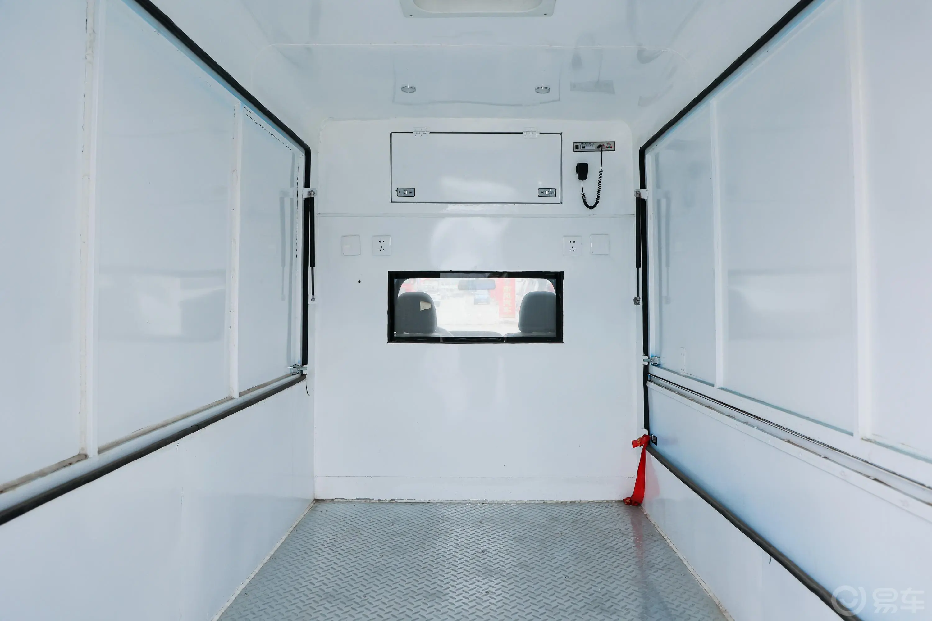 跨越王X11.2L 手动 改装售货车后备厢空间特写