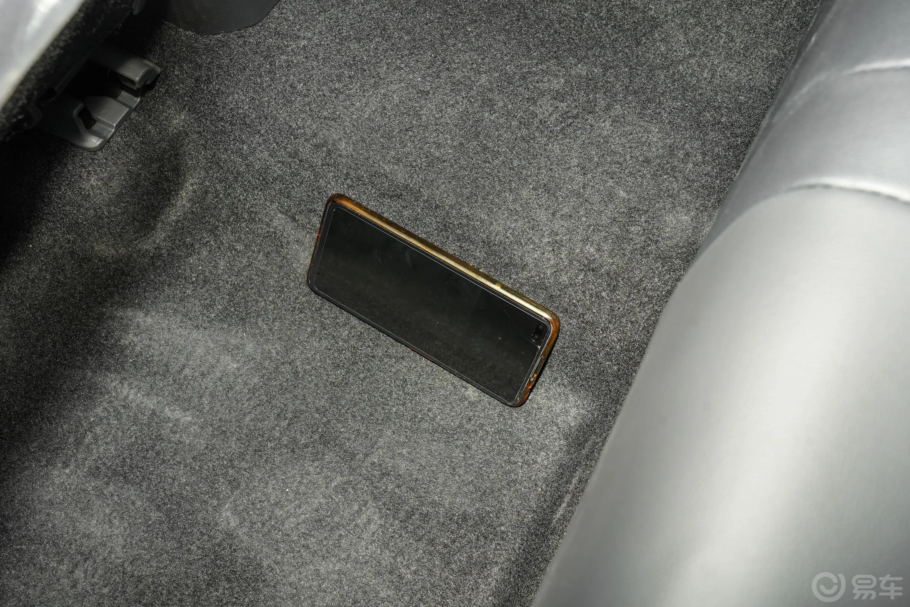 威兰达2.0L 四驱豪华PLUS版后排地板中间位置