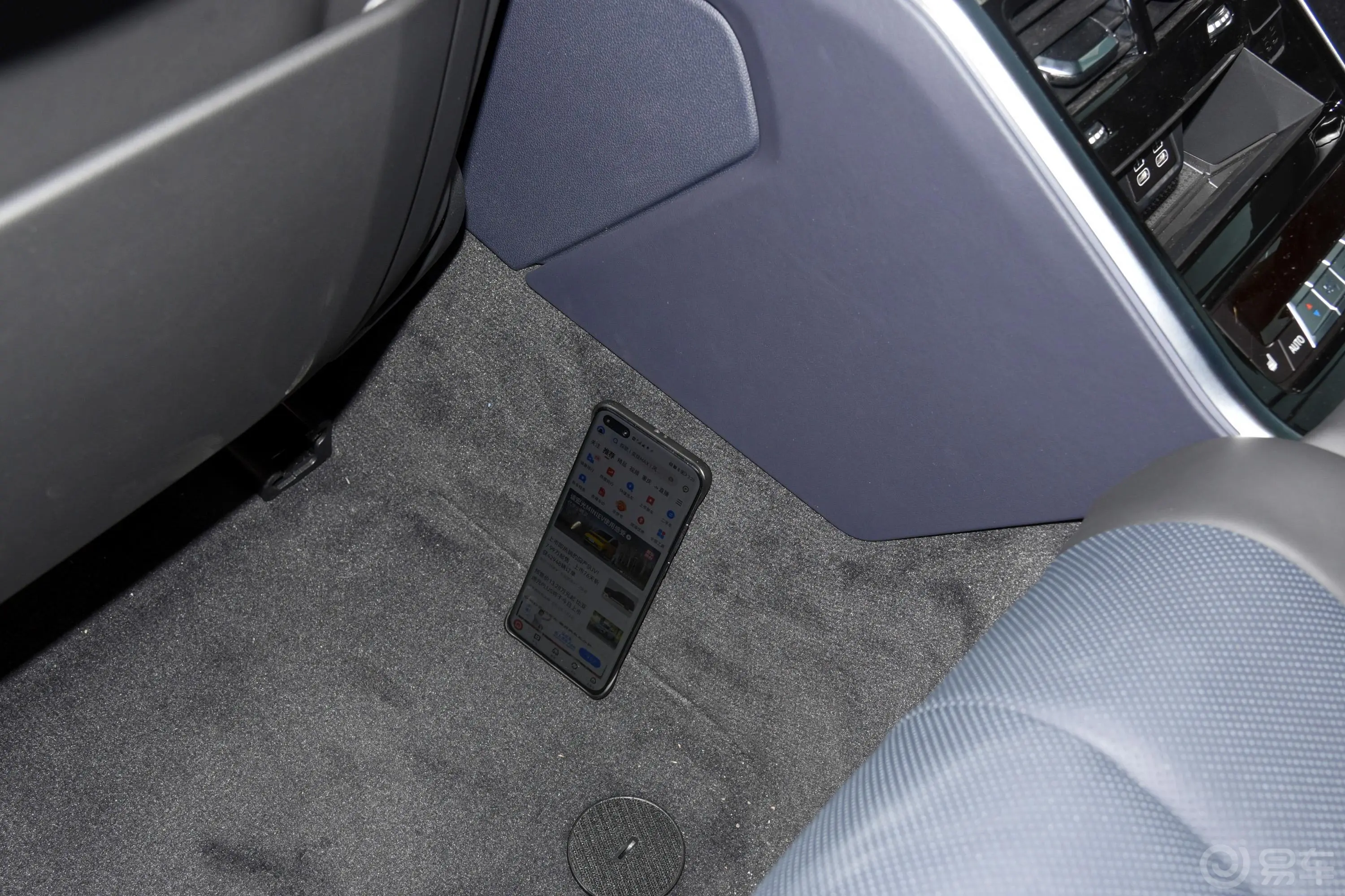 宝马8系改款 四门轿跑车 840i M运动套装后排地板中间位置