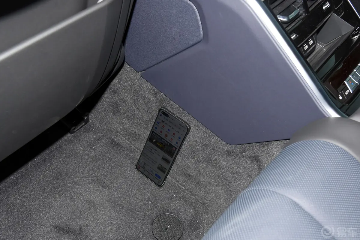 宝马8系改款 四门轿跑车 840i M运动套装后排地板中间位置