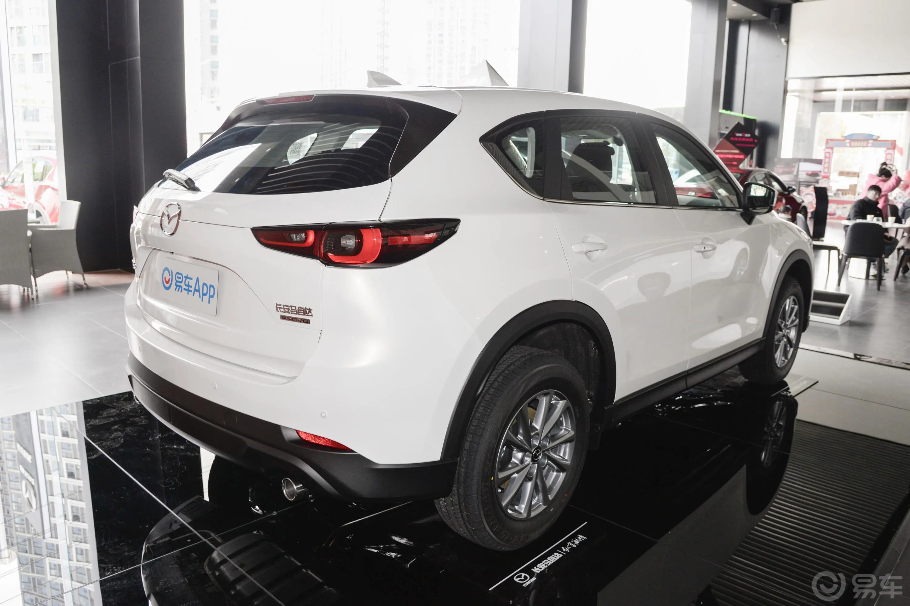 马自达CX-52.0L 两驱智尚型侧后45度车头向右水平