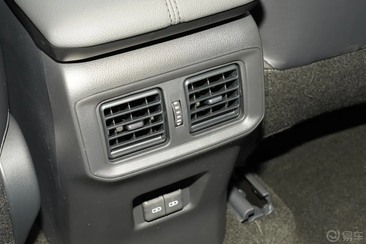 威兰达双擎 2.5L 两驱豪华PLUS版后排空调控制键