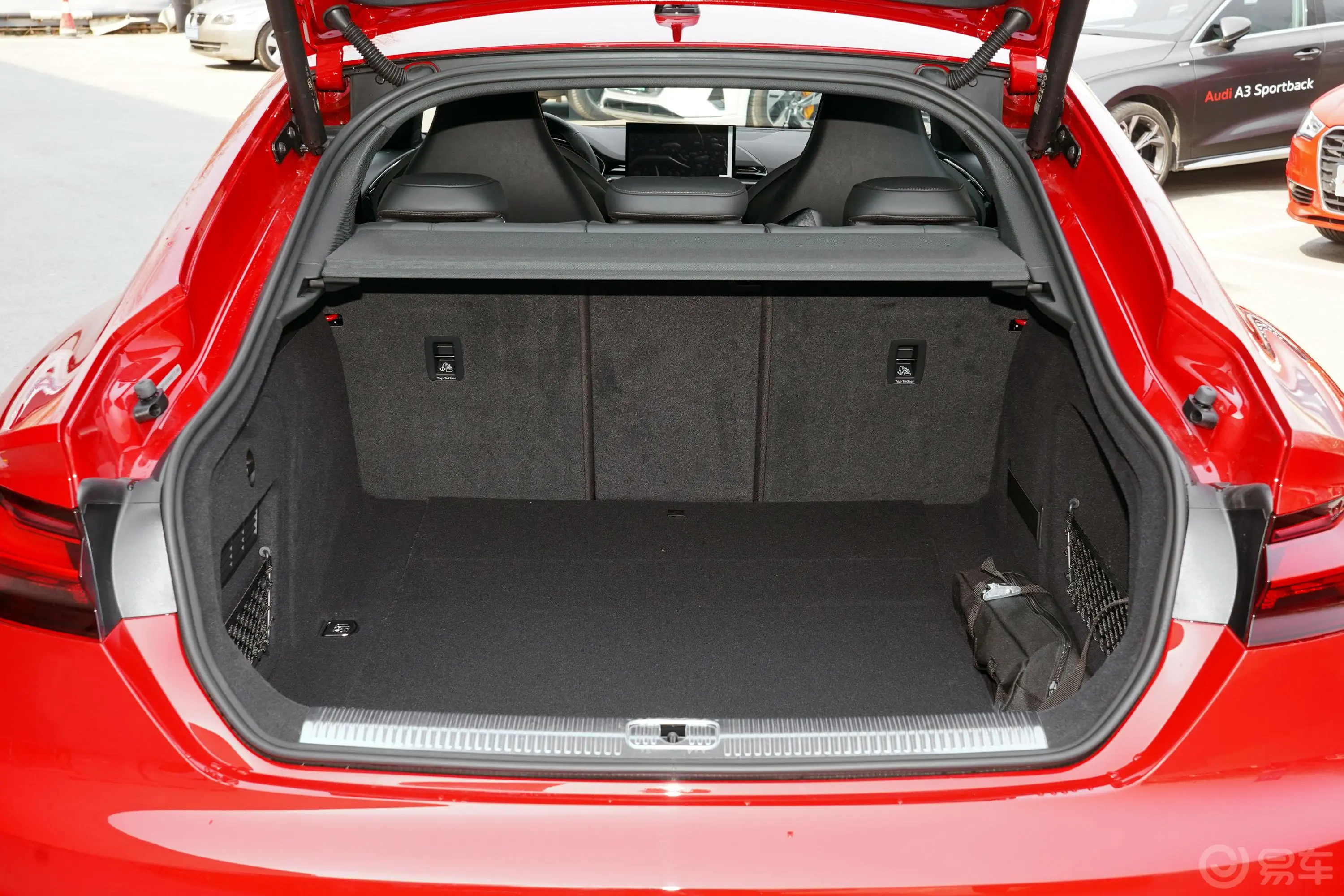 奥迪RS 52.9T Sportback 暗金版后备厢空间特写