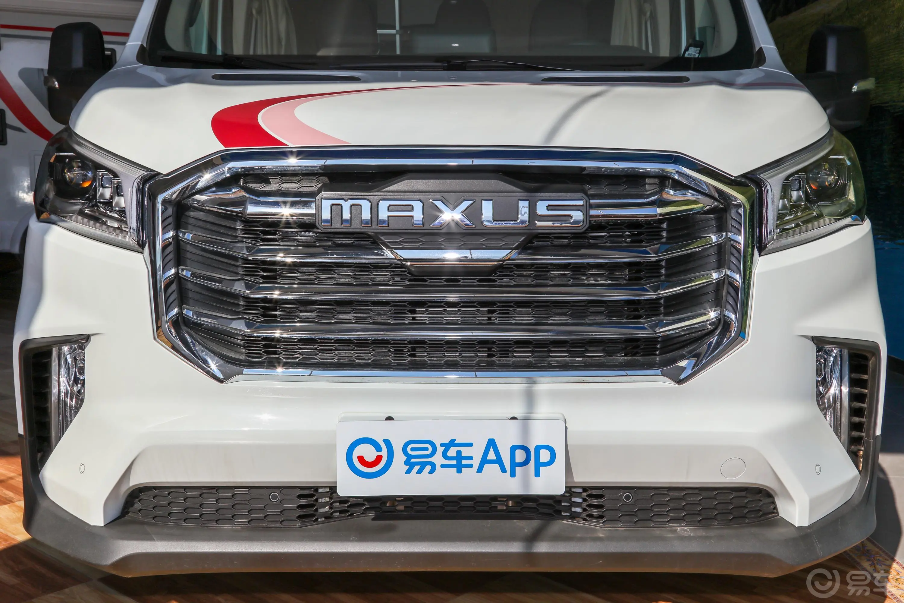 上汽大通MAXUS V90房车生活家V90 2.0T 自动 大额头横床豪华版外观