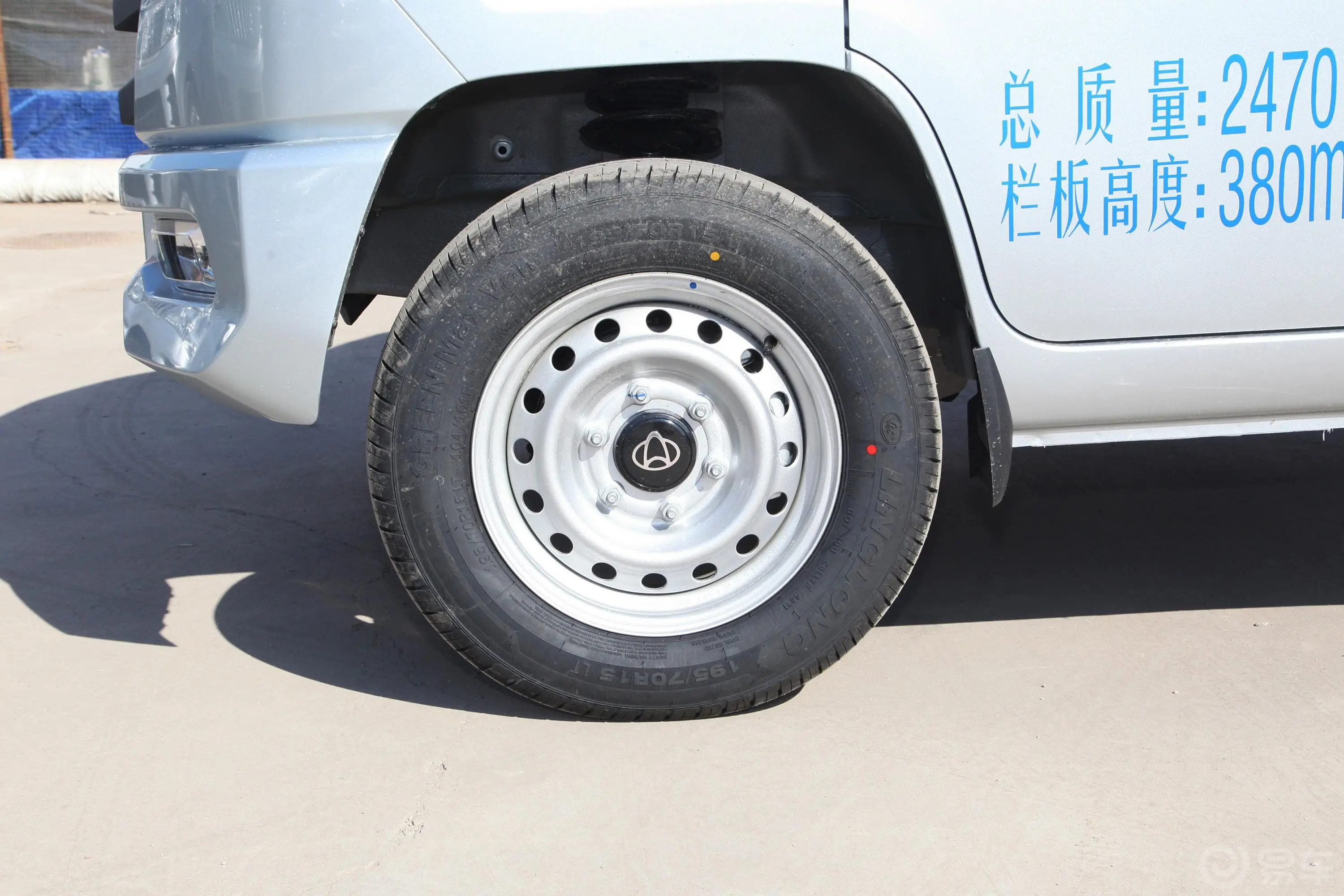 长安星卡PLUS1.6L 手动 单排舒适空调版前轮毂造型