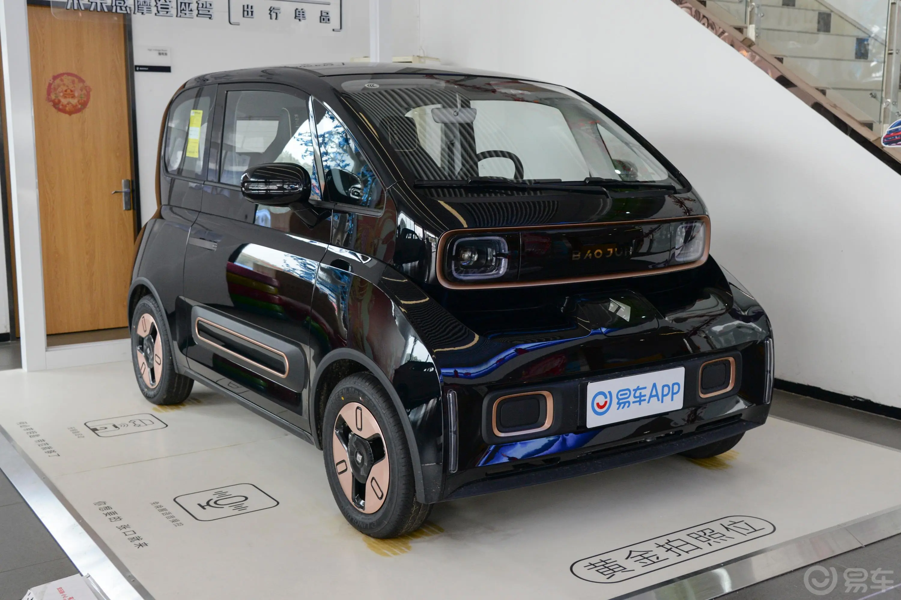 宝骏KiWi EV305km 艺术家轻享版 多氟多新能源31.9kWh三元锂快充充电口