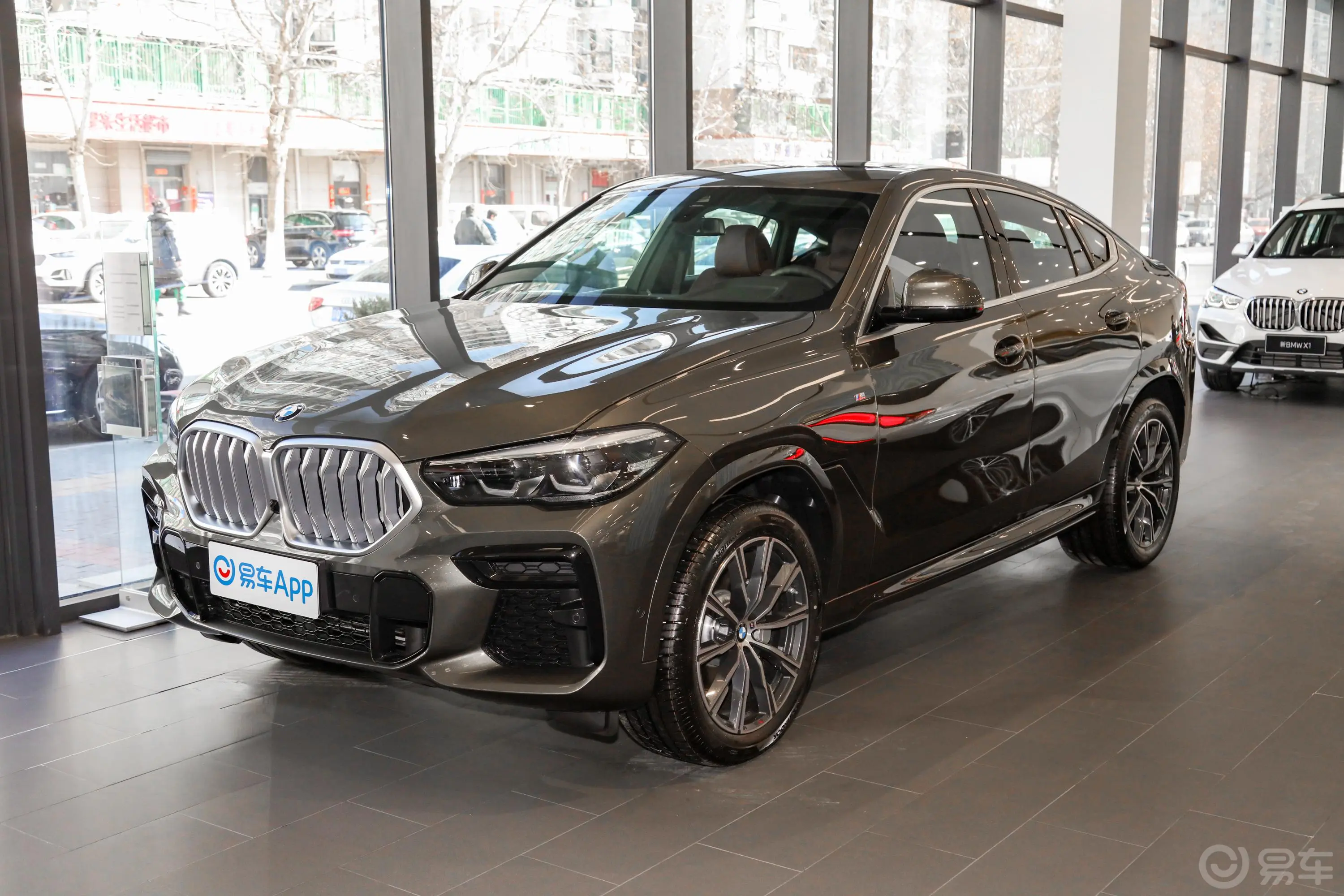 宝马X6xDrive30i M运动套装侧前45度车头向左水平