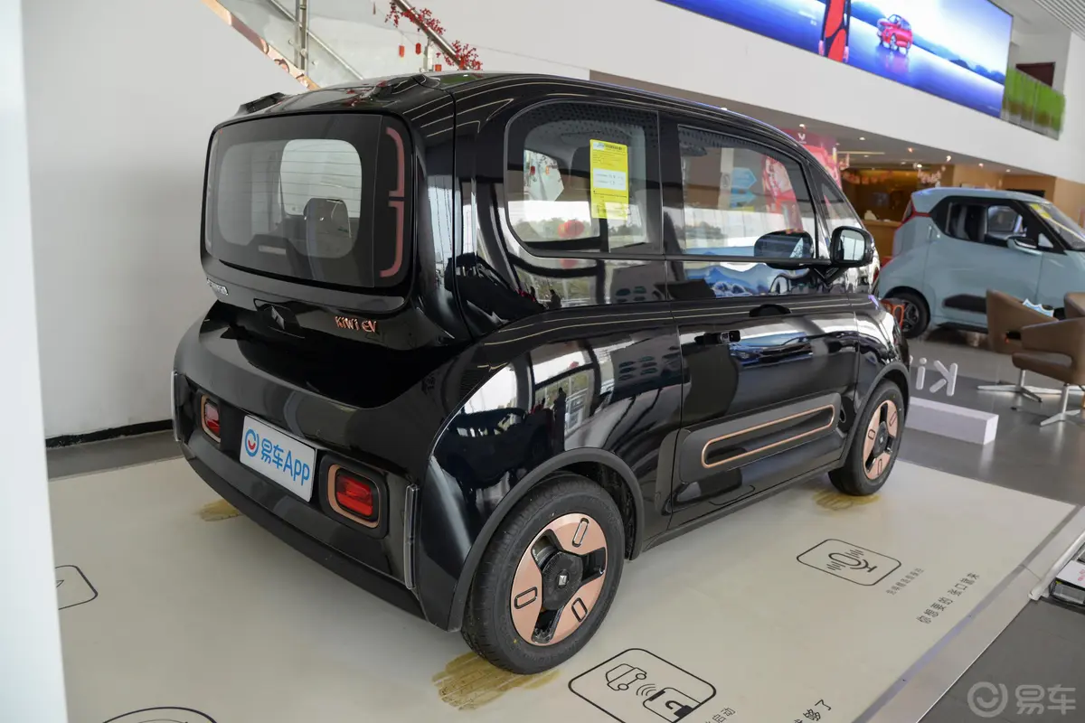 宝骏KiWi EV305km 艺术家轻享版 多氟多新能源31.9kWh三元锂侧后45度车头向右水平