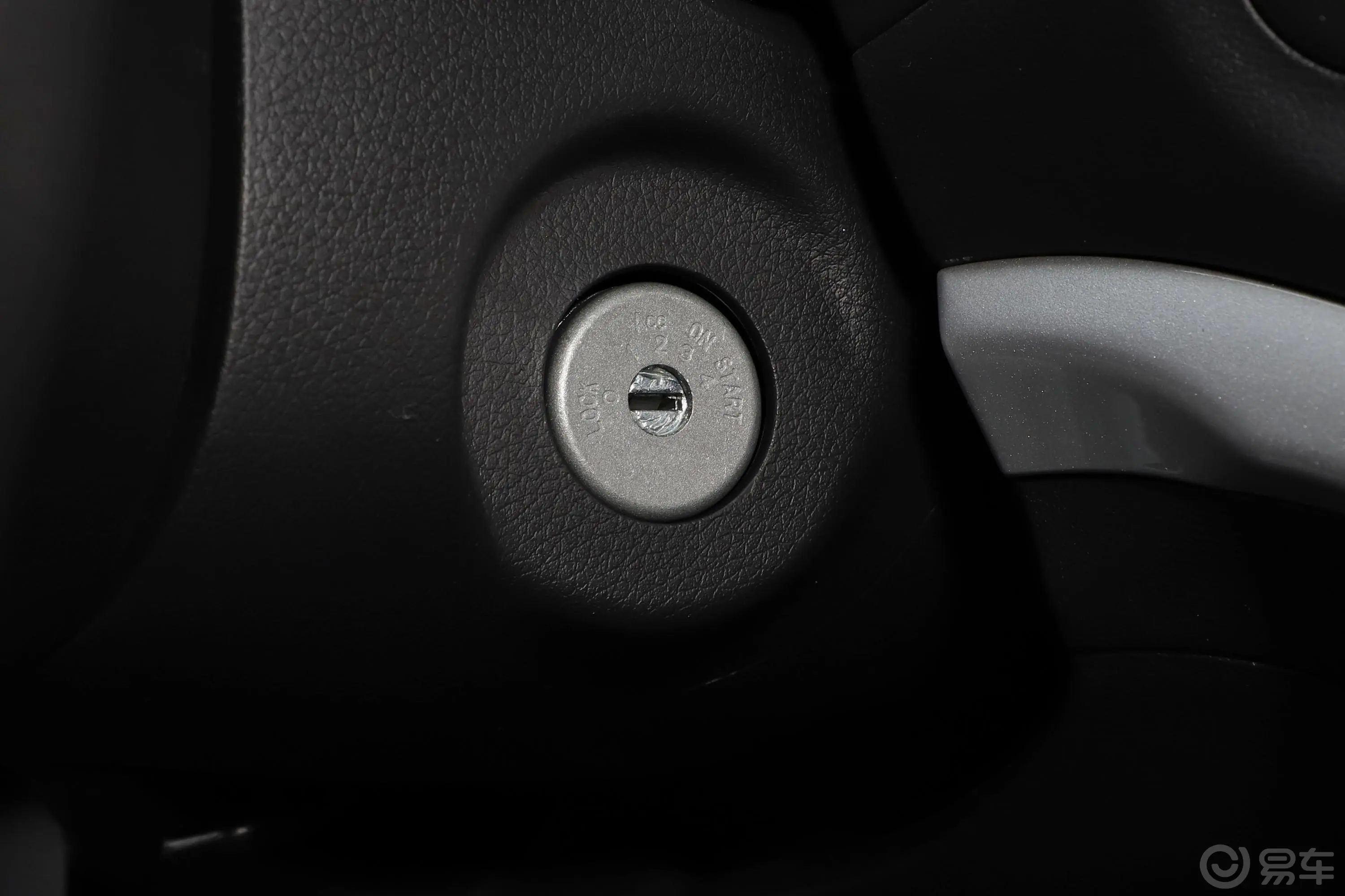 锐骐62.3T 自动四驱长货箱豪华版 柴油钥匙孔或一键启动按键