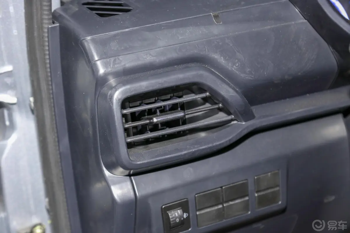 长安星卡PLUS复合板厢货 1.6L 手动 单排舒适空调版内饰