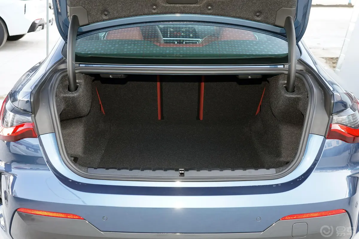 宝马4系双门轿跑车 425i 时尚型 M运动曜夜套装后备厢空间特写