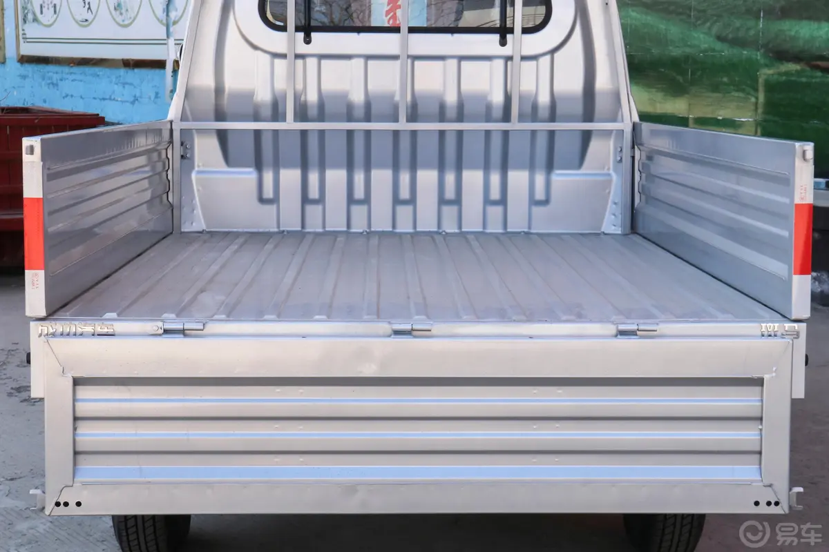 斑马1.5L 双排栏板车舒适型后备厢空间特写