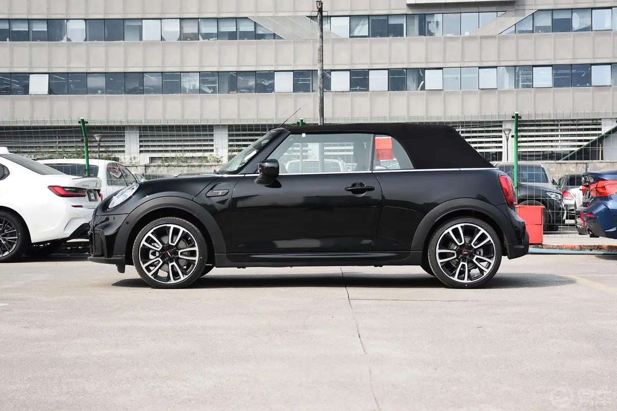 MINI CABRIO2.0T COOPER S CABRIO 黑标特别版正侧车头向左水平