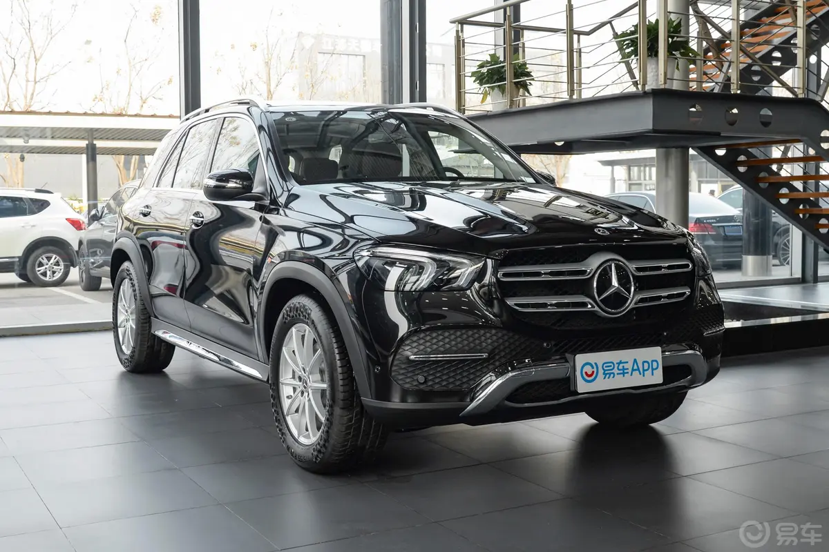 奔驰GLEGLE 350 4MATIC 动感型侧前45度车头向右水平