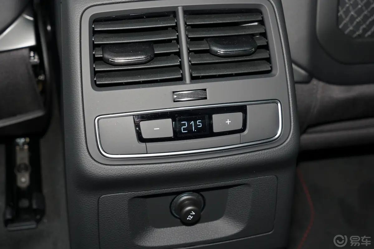 奥迪RS 52.9T Coupe 黑曜版后排空调控制键