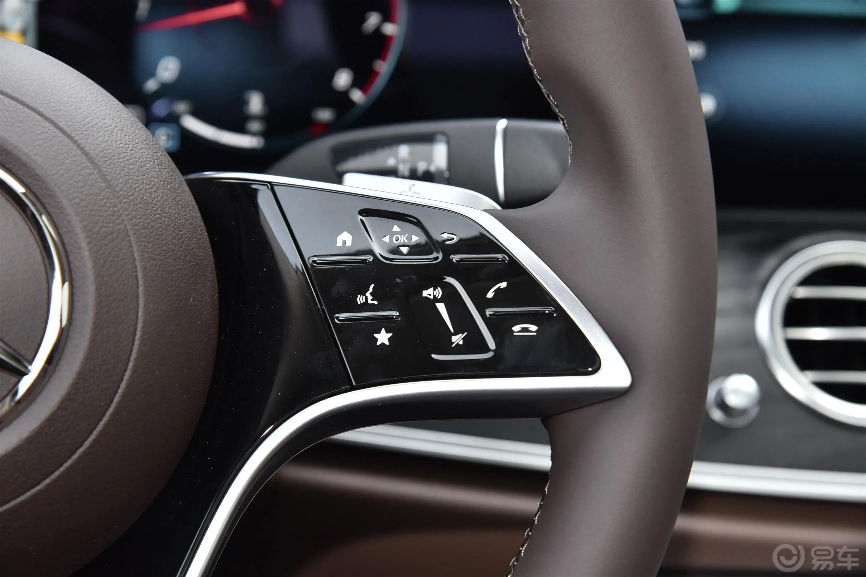 奔驰E级改款二 E 300 L 豪华型右侧方向盘功能按键