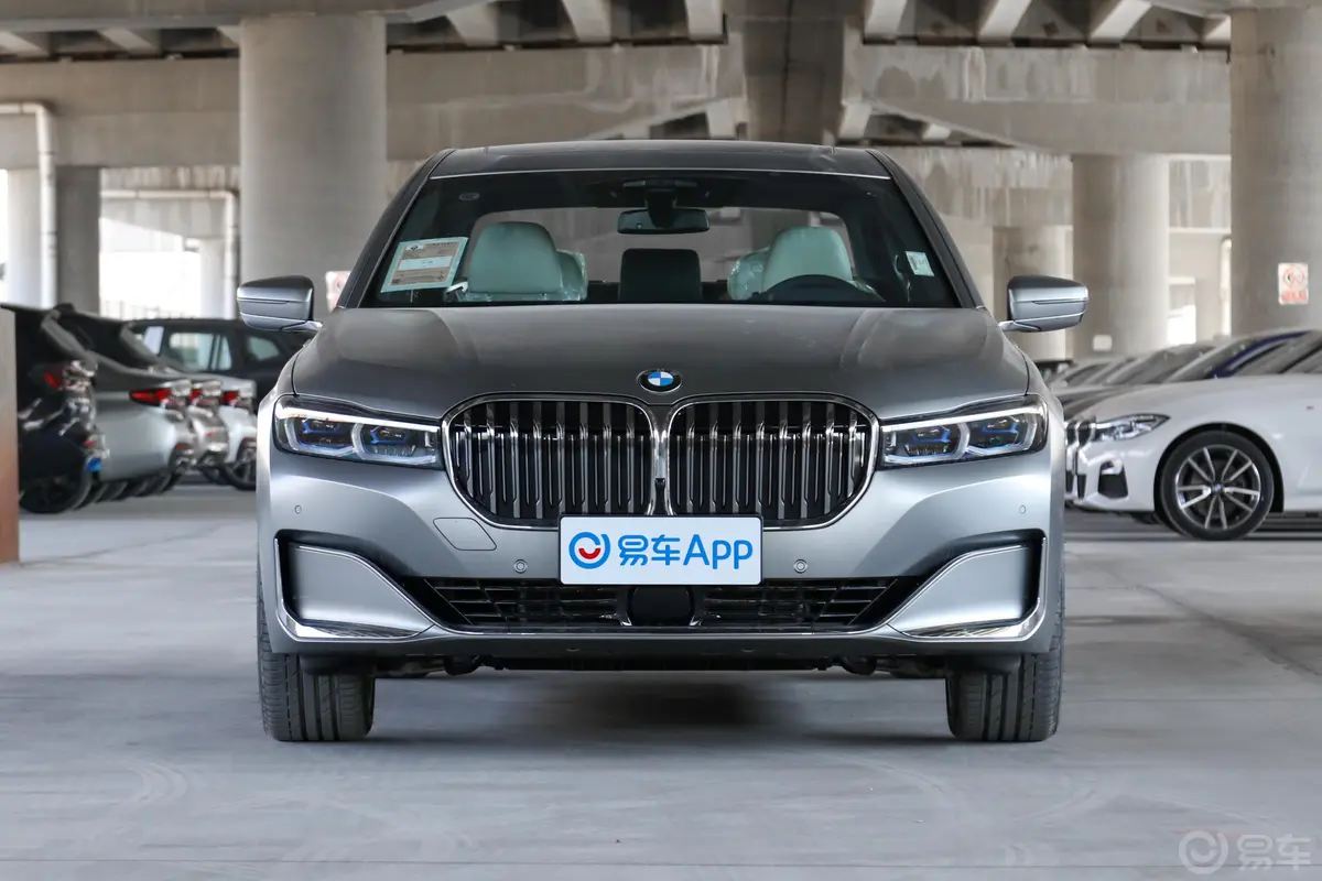 宝马7系740Li xDrive 行政型 豪华套装侧前45度车头向右水平