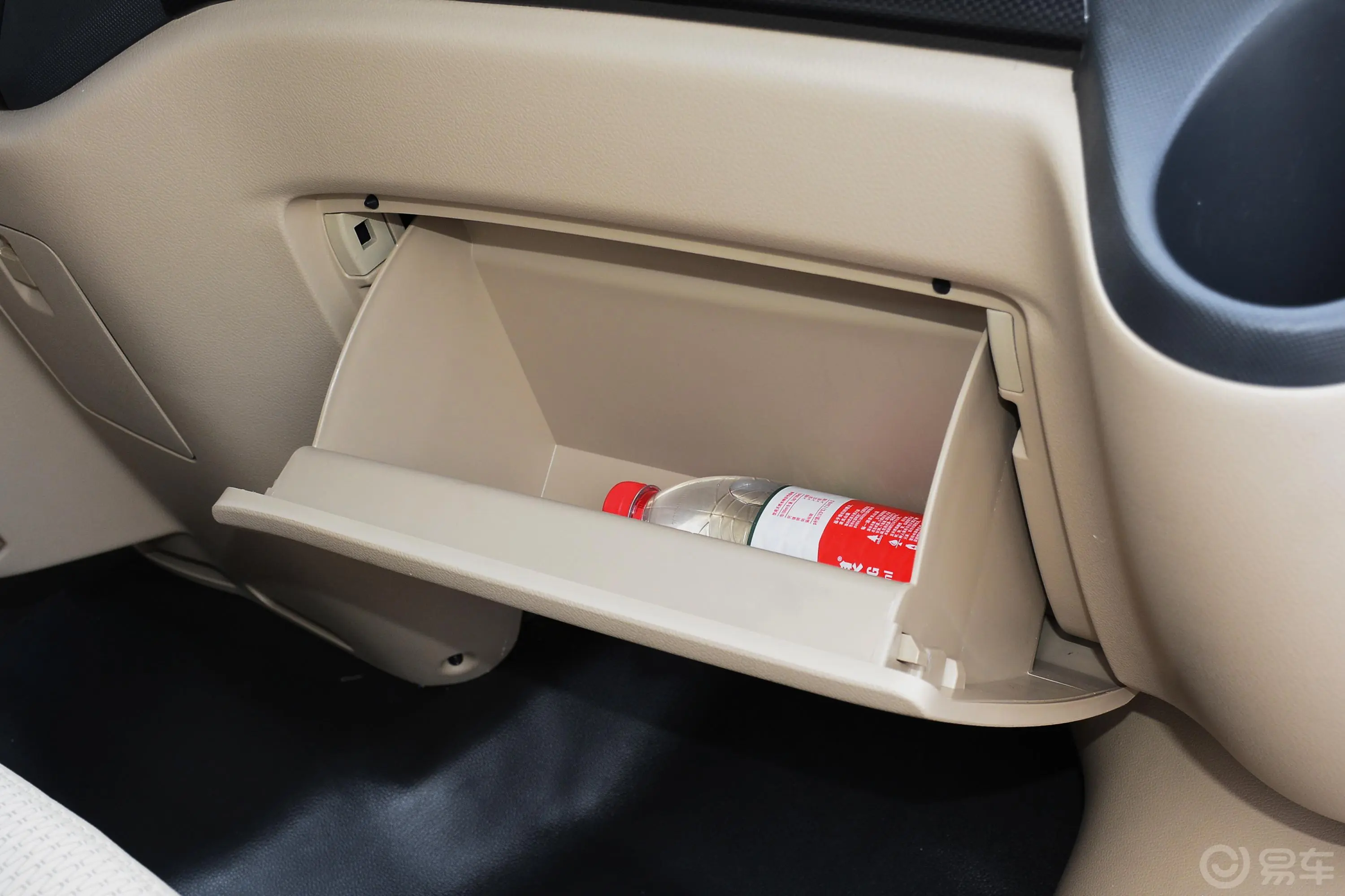 图雅诺商旅版小客 康明斯 2.8T 手动加长轴新高顶高级客车 14座手套箱空间水瓶横置