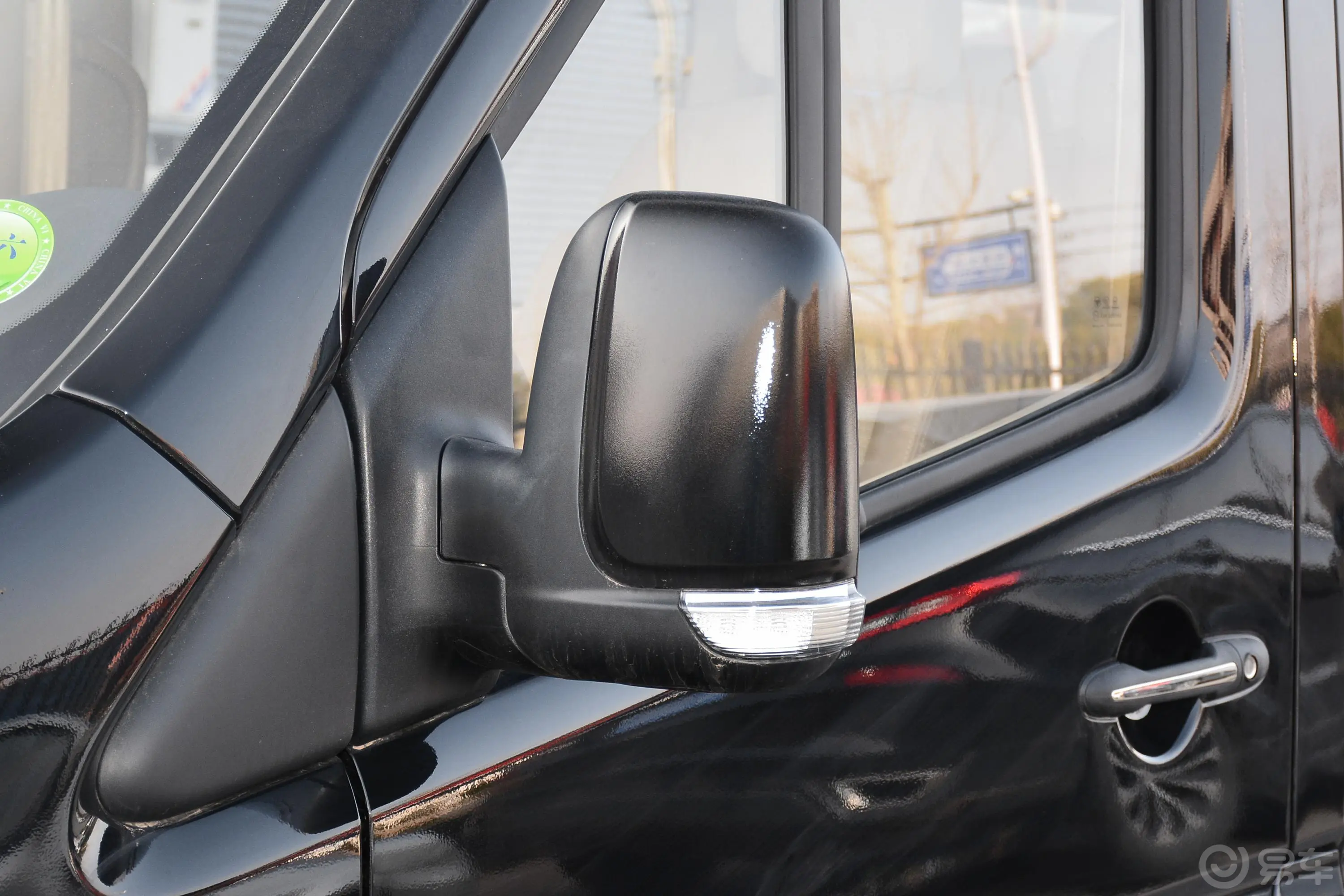 图雅诺商旅版小客 康明斯 2.8T 手动加长轴新高顶高级客车 14座主驾驶后视镜背面