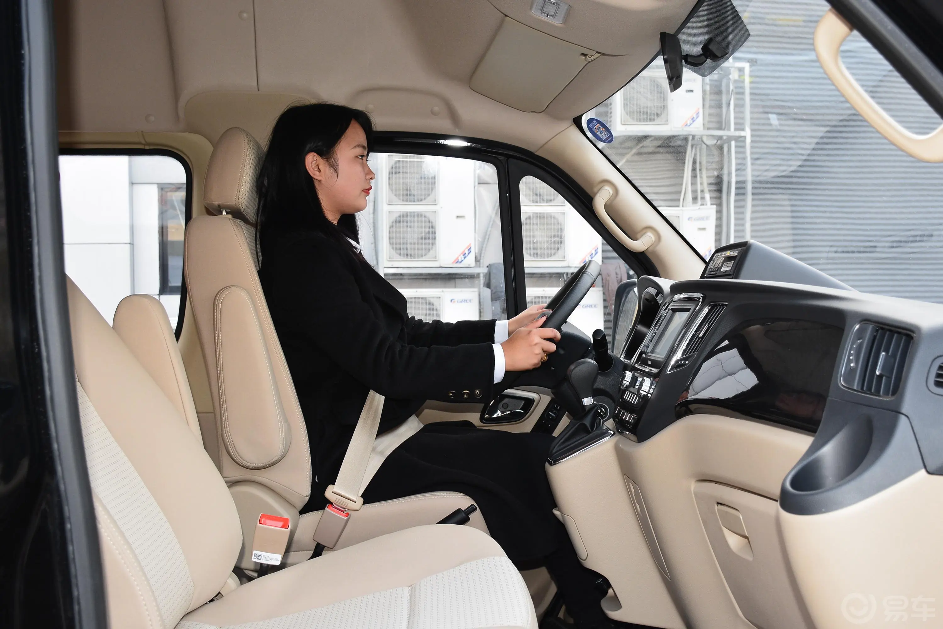 图雅诺商旅版小客 康明斯 2.8T 手动加长轴新高顶高级客车 14座前排空间体验