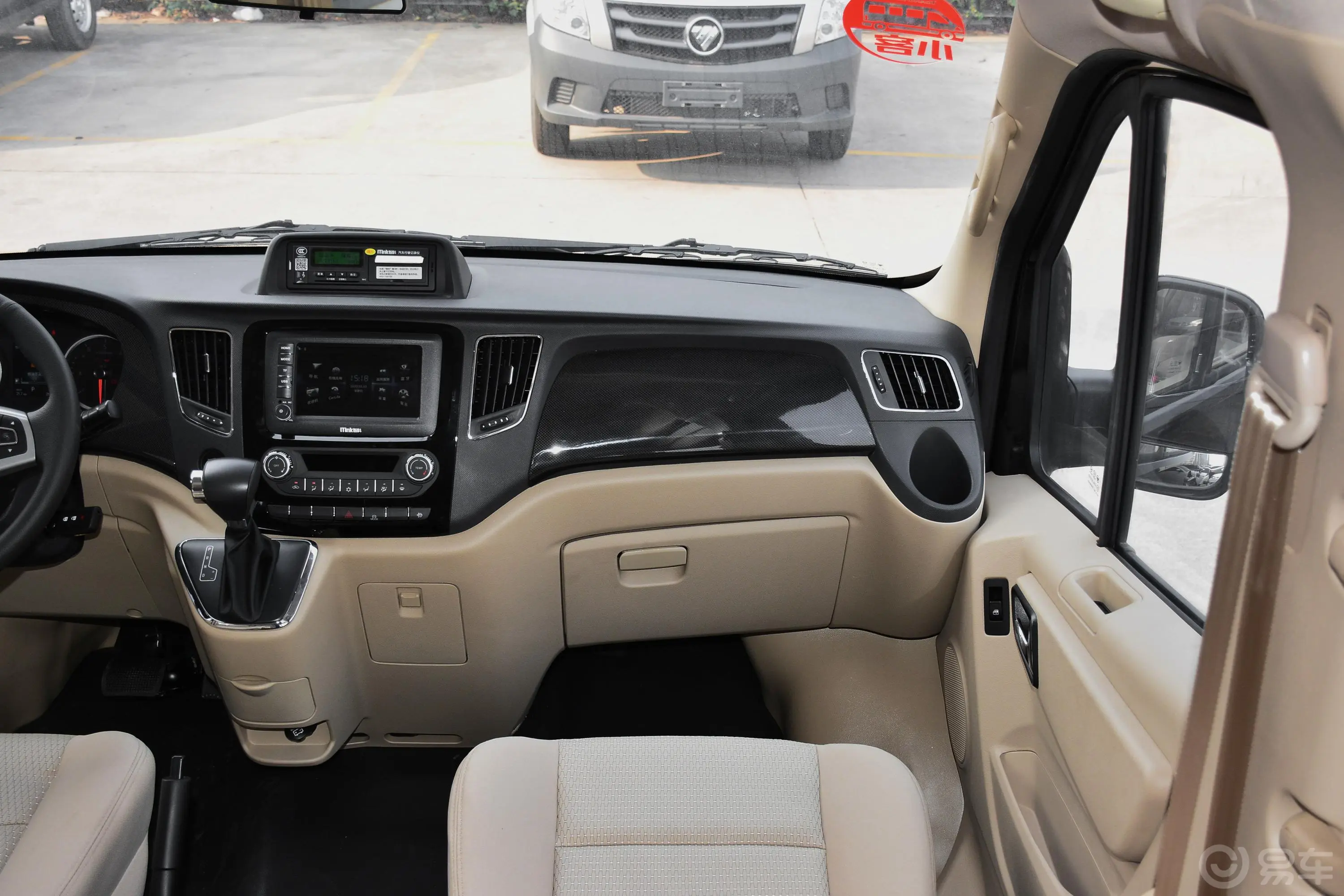 图雅诺商旅版小客 康明斯 2.8T 手动加长轴新高顶高级客车 14座副驾驶位区域