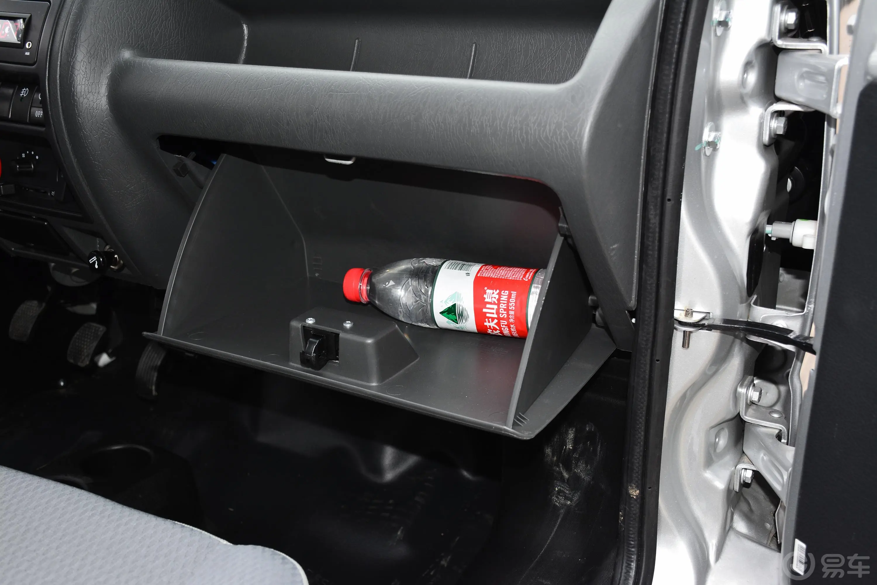 东风小康K021.3L 手动 基本型 国VI手套箱空间水瓶横置