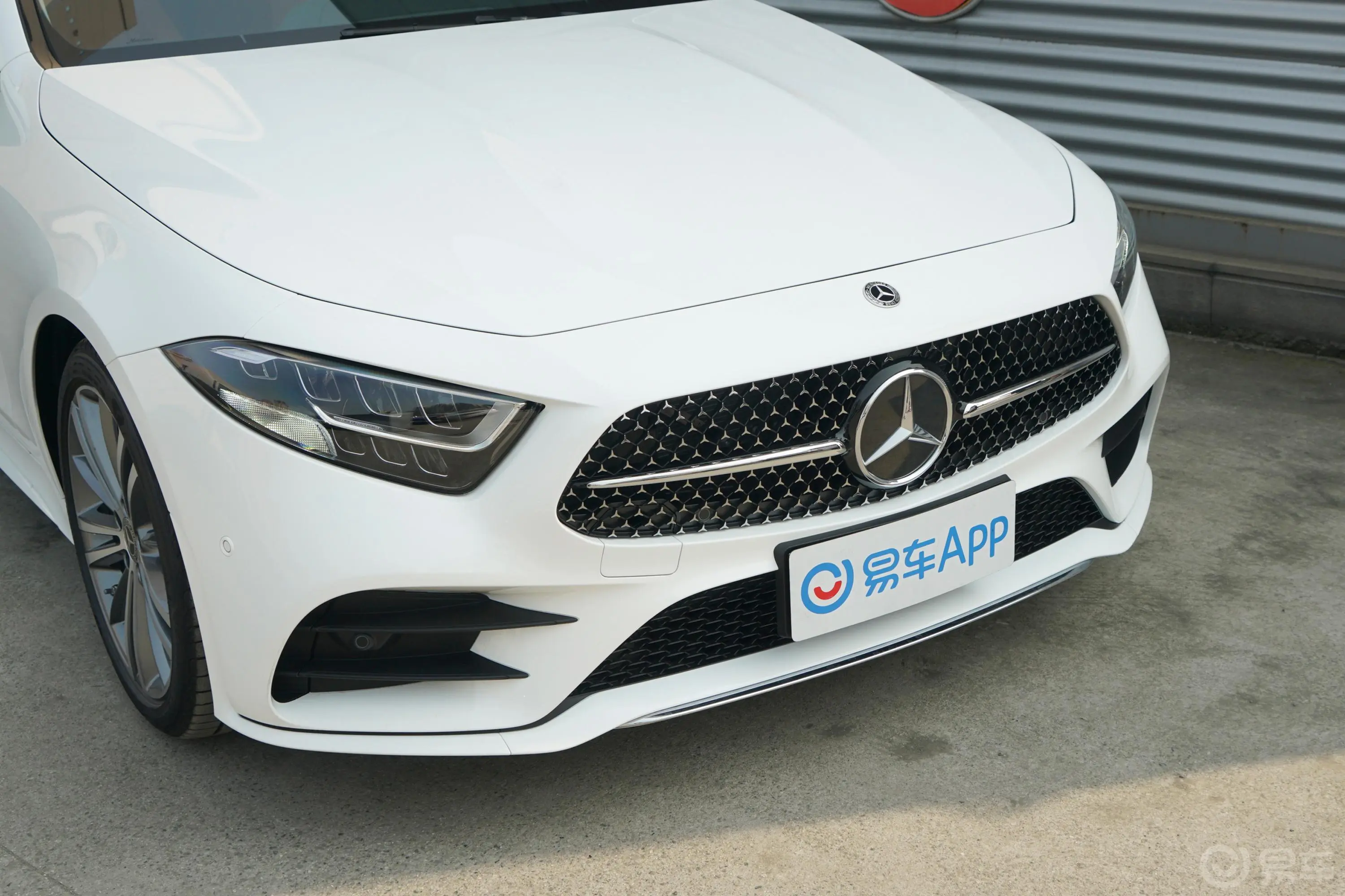 奔驰CLSCLS 260前格栅侧俯拍