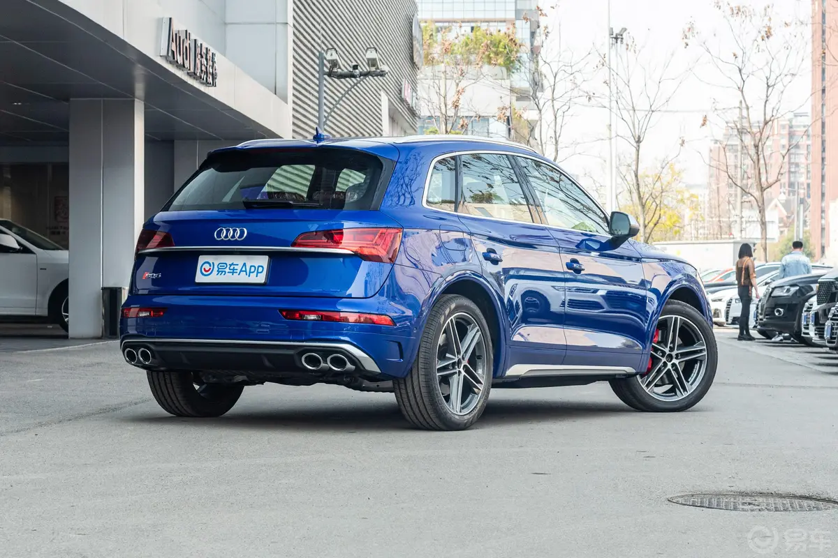 奥迪SQ53.0T quattro侧后45度车头向右水平