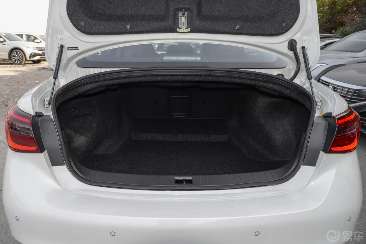 英菲尼迪Q50L2.0T 舒适版后备厢空间特写