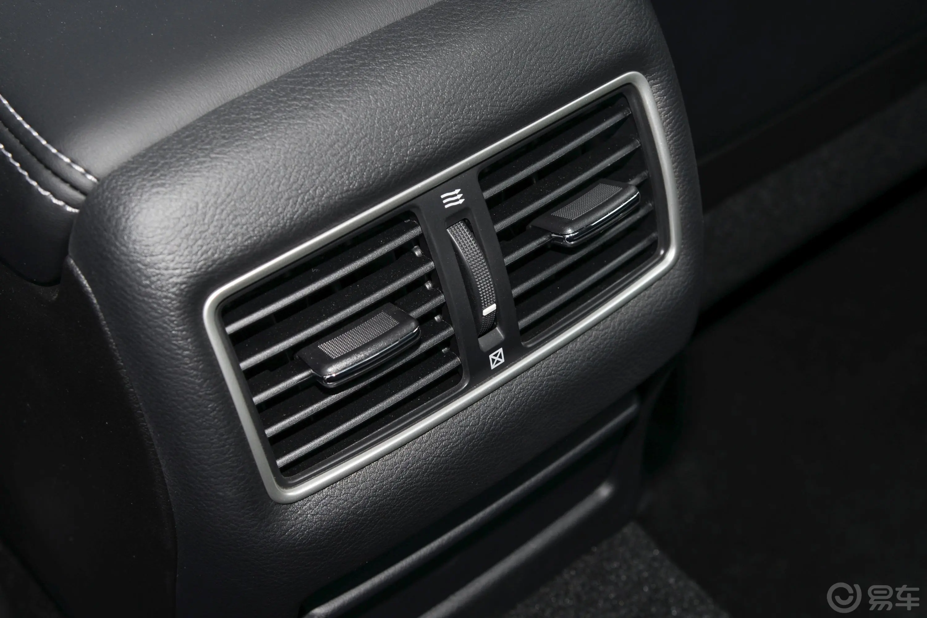 英菲尼迪Q50L2.0T 舒适版后排空调控制键