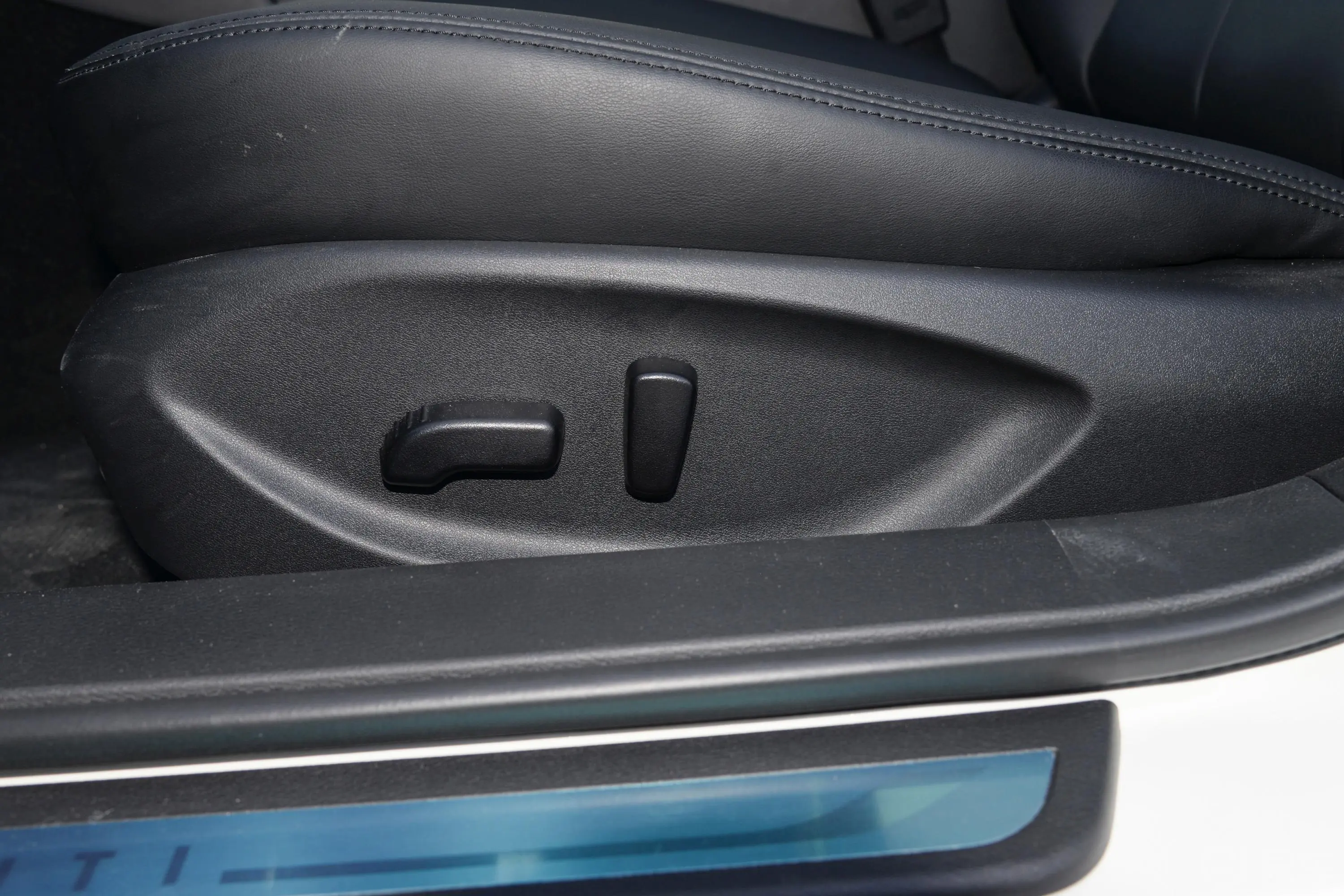 英菲尼迪Q50L2.0T 舒适版主驾座椅调节