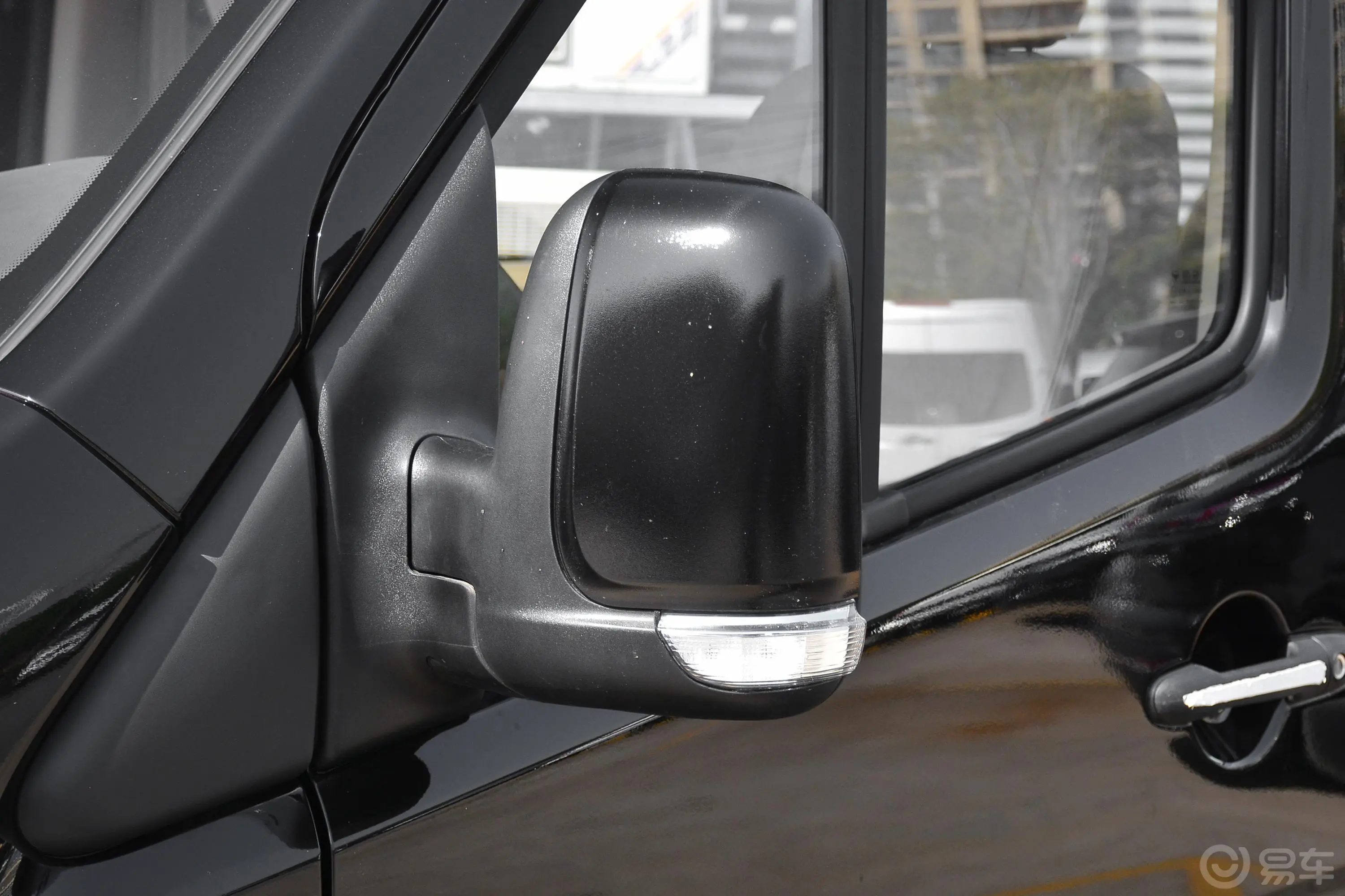 图雅诺经典版小客 康明斯 2.8T 手动加长轴中顶中级客车 9座主驾驶后视镜背面