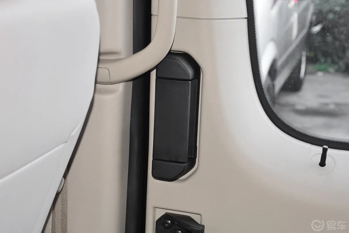 图雅诺经典版小客 康明斯 2.8T 手动加长轴中顶中级客车 9座空间