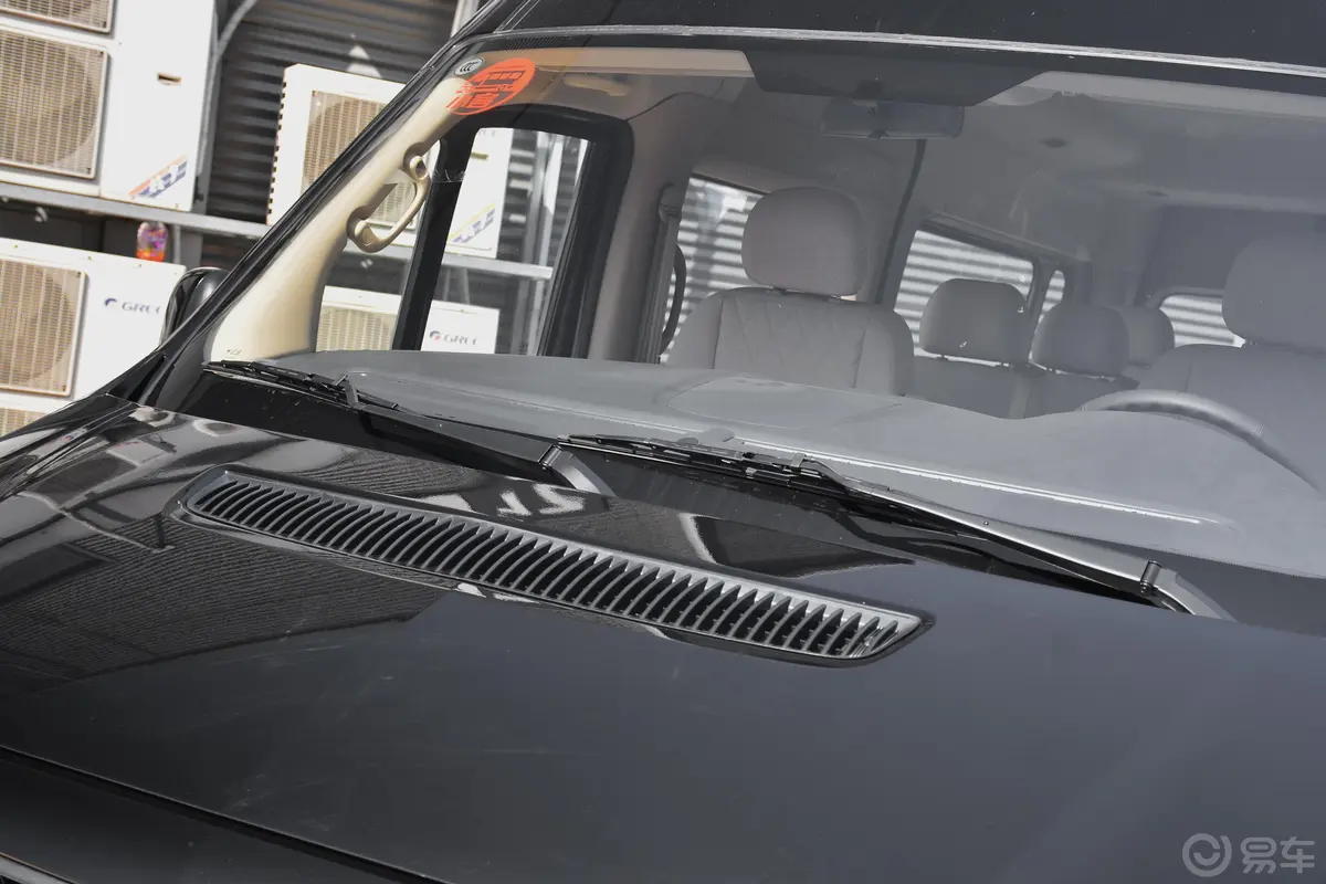 图雅诺经典版小客 康明斯 2.8T 手动加长轴中顶中级客车 9座雨刷器