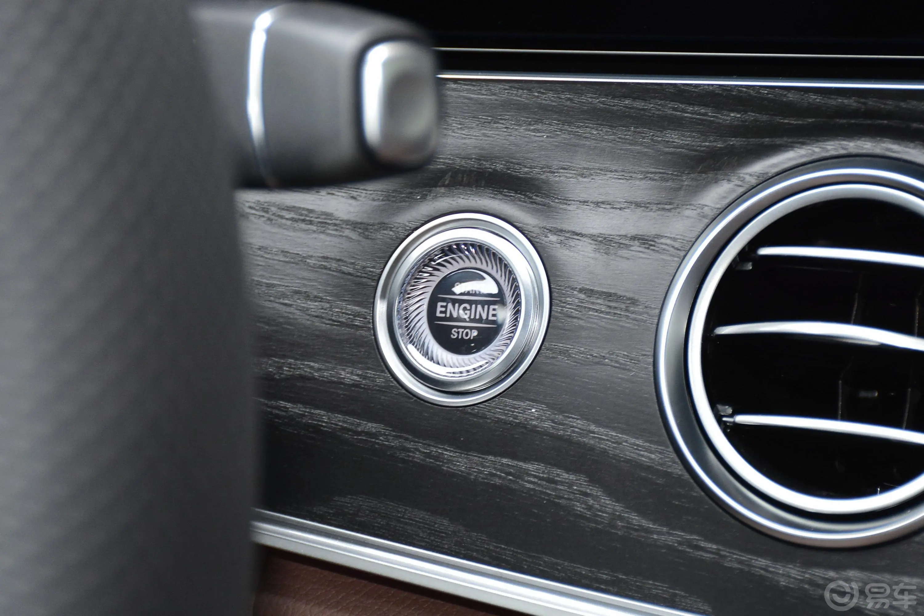 奔驰E级改款二 E 300 L 运动时尚型钥匙孔或一键启动按键