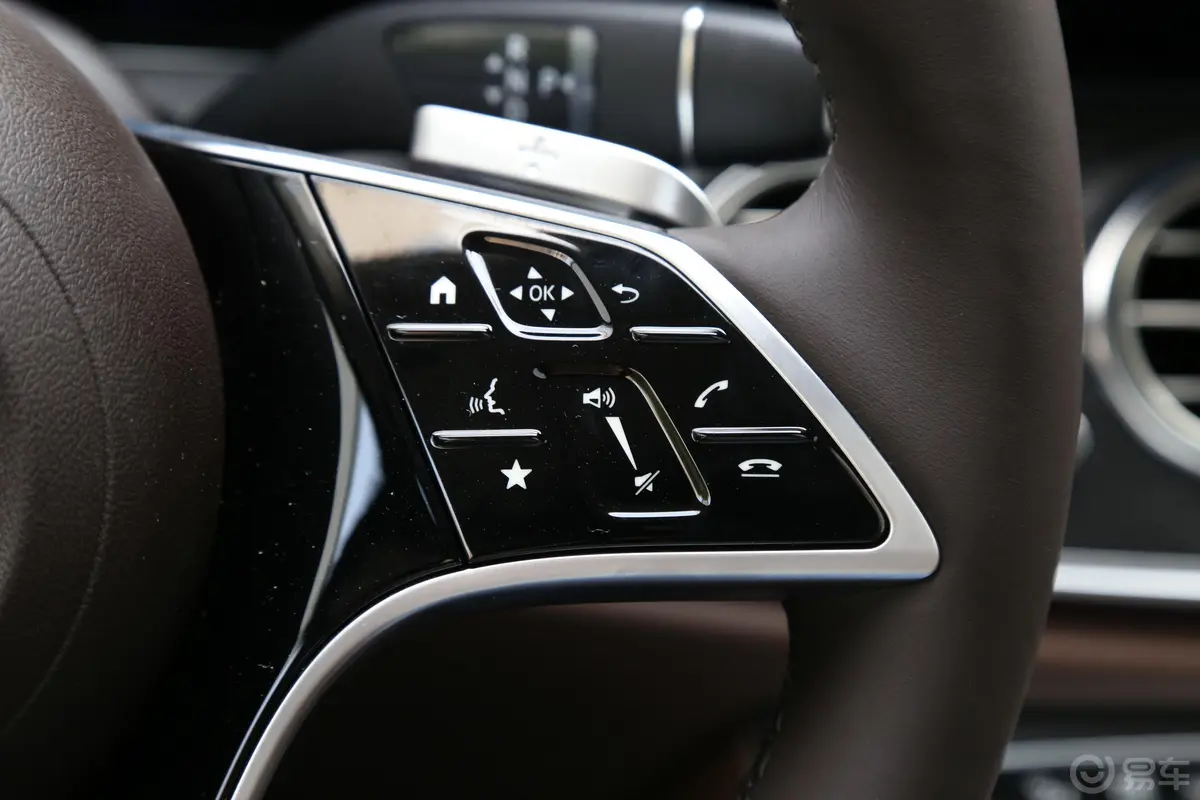 奔驰E级改款二 E 300 L 尊贵型右侧方向盘功能按键
